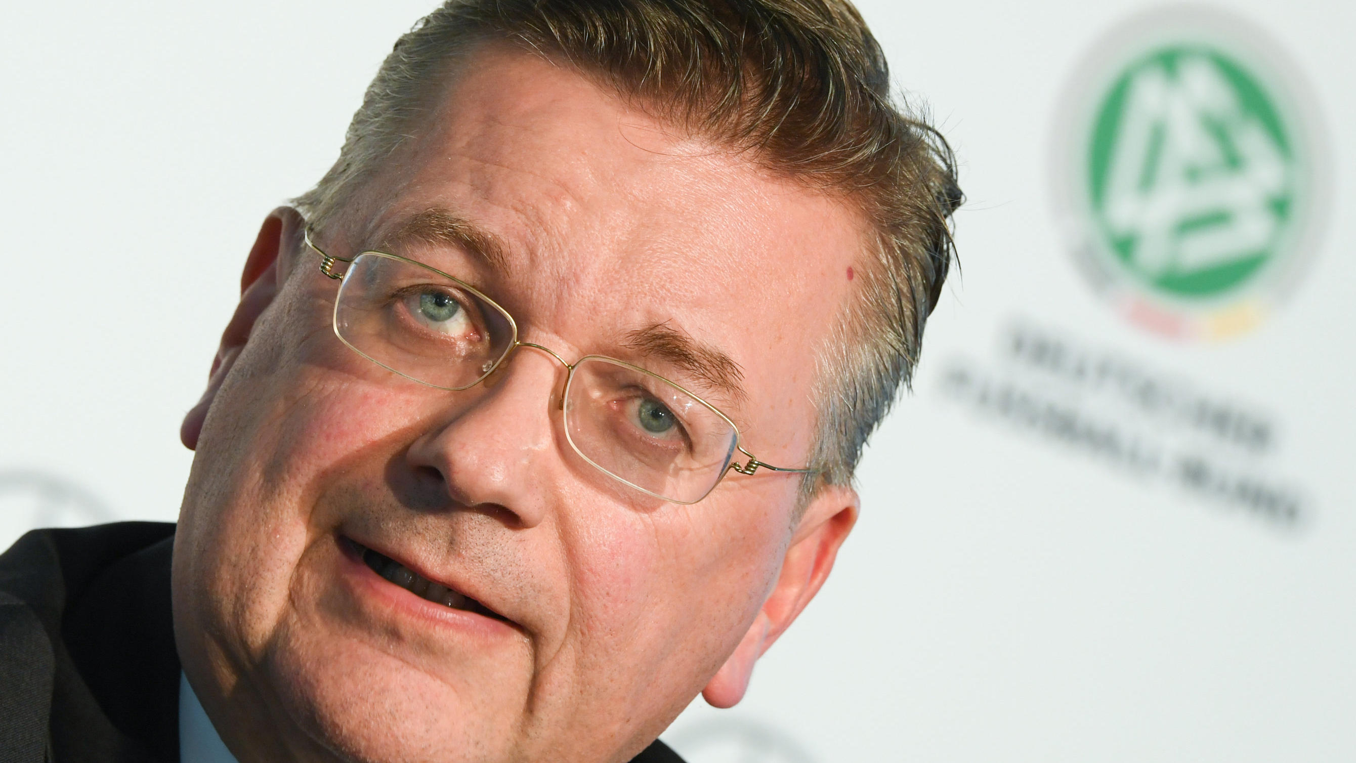 DFB: WM-Boykott kommt trotz Giftanschlag und Syrien nicht in Frage Reinhard Grindel, Präsident des Deutschen Fußball-Bundes (DFB), spricht am 15.09.2017 während einer Pressekonferenz in Frankfurt am Main (Hessen). Der DFB hat die zehn Spielorte für die EM-Bewerbung 2024 bekanntgegeben. Foto: Arne Dedert/dpa +++(c) d