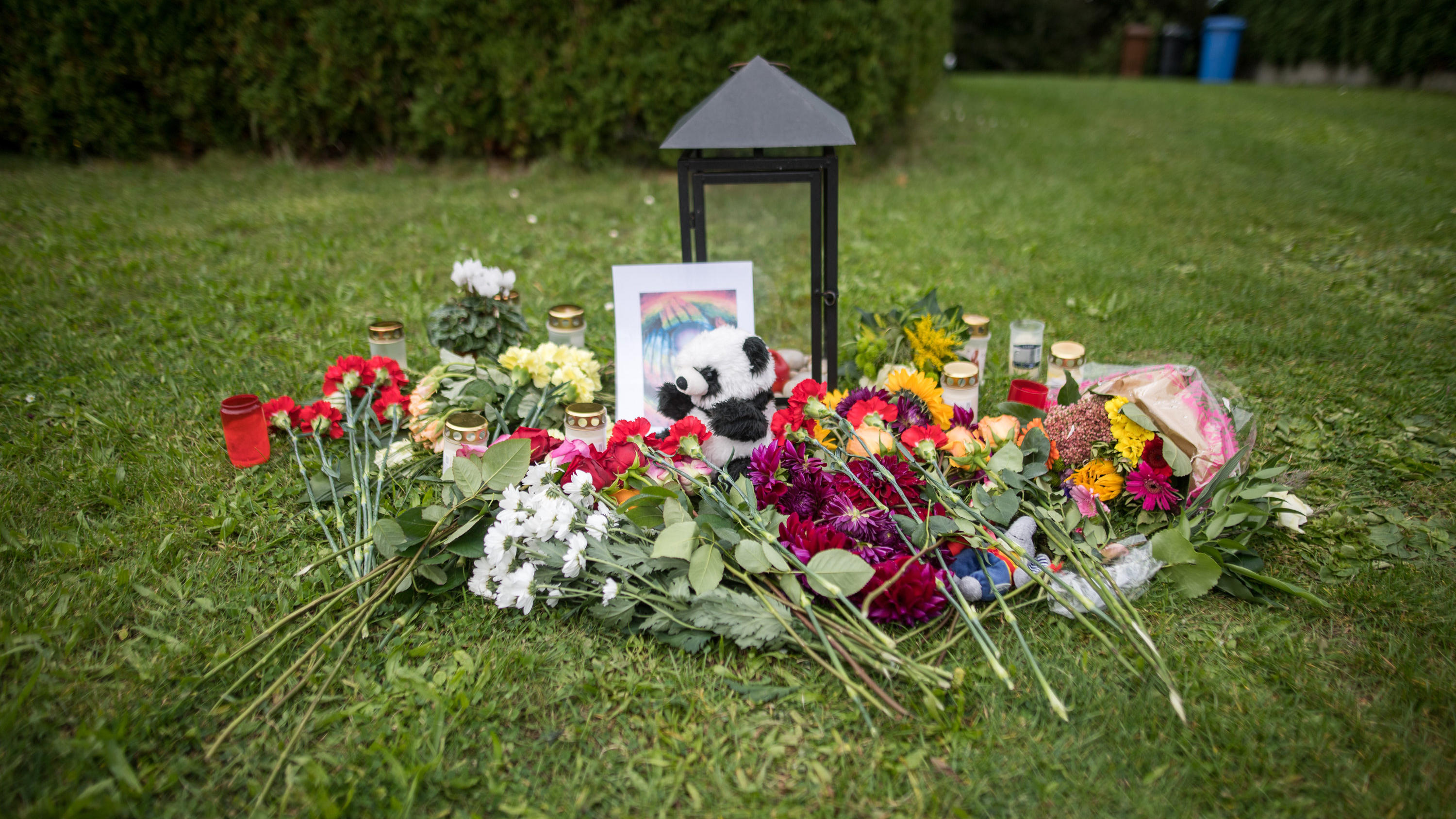 Dreifach-Mord am Tag der Einschulung: Prozessbeginn gegen Vater (41) ARCHIV - 20.09.2017, Baden-Württemberg, Villingendorf: Blumen, Kerzen und Kuscheltiere liegen vor dem Haus, an dem am 14. September drei Menschen erschossen wurden. Der mutmaßliche Täter wurde am 19. September von der Polizei gefasst. (zu dpa: «Staat