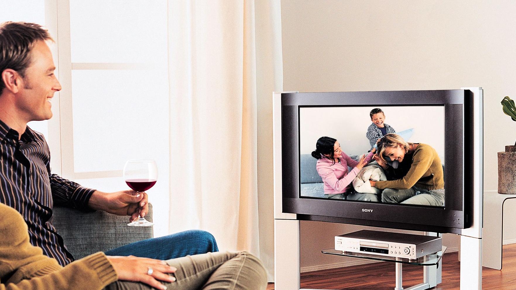 Dänemark streicht Rundfunkgebühr und setzt auf Steuern Zum Themendienst-Bericht "Technik/Fernsehen/Ratgeber/KORR/" von Sven Appel vom 10. März: Scharfes Bild für das heimische Wohnzimmer - neue Technik wie etwa das Konzept "Black Chili" von Sony soll bei auch herkömmlichen Fernsehern eine sehr gute Bildq