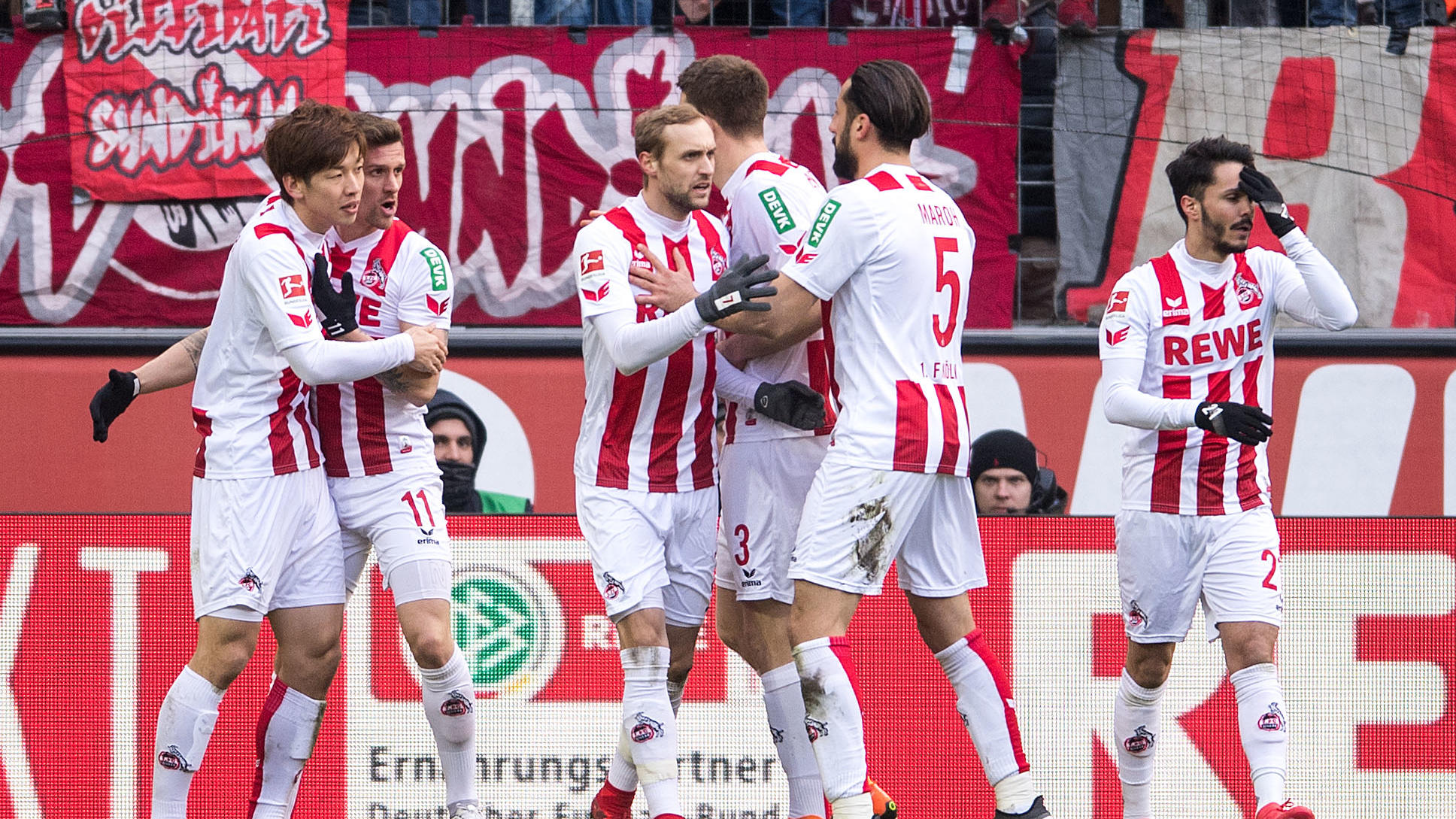 Köln gibt Rote Laterne ab - Werner knockt Bayern aus 18.03.2018, Nordrhein-Westfalen, Köln: Fußball: Bundesliga, 27. Spieltag, 1. FC Köln - Bayer Leverkusen im RheinEnergieStadion. Kölns Torschütze Yuya Osako (l-r), Simon Zoller, Marcel Risse, Dominique Heintz, Dominic Maroh und Leonardo Bittencourt ju
