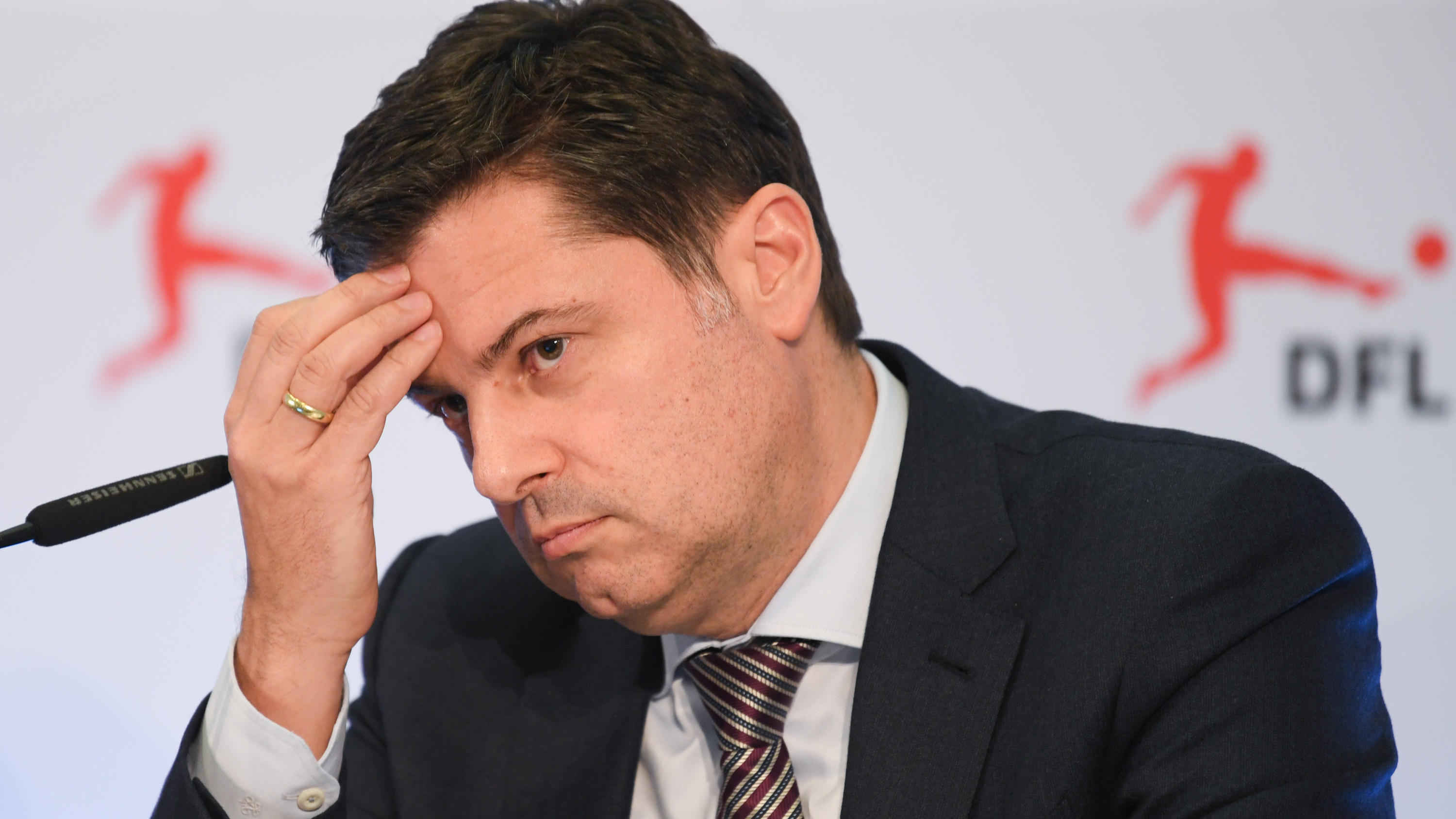 Bundesliga: Umstrittene 50+1-Regel und Videobeweis bleiben 22.03.2018, Hessen, Frankfurt am Main: DFL-Geschäftsführer Christian Seifert greift sich während einer Pressekonferenz im Anschluss an die Mitgliederversammlung der Deutschen Fußball Liga (DFL) am Frankfurter Flughafen an den Kopf. Die 36 deutschen F