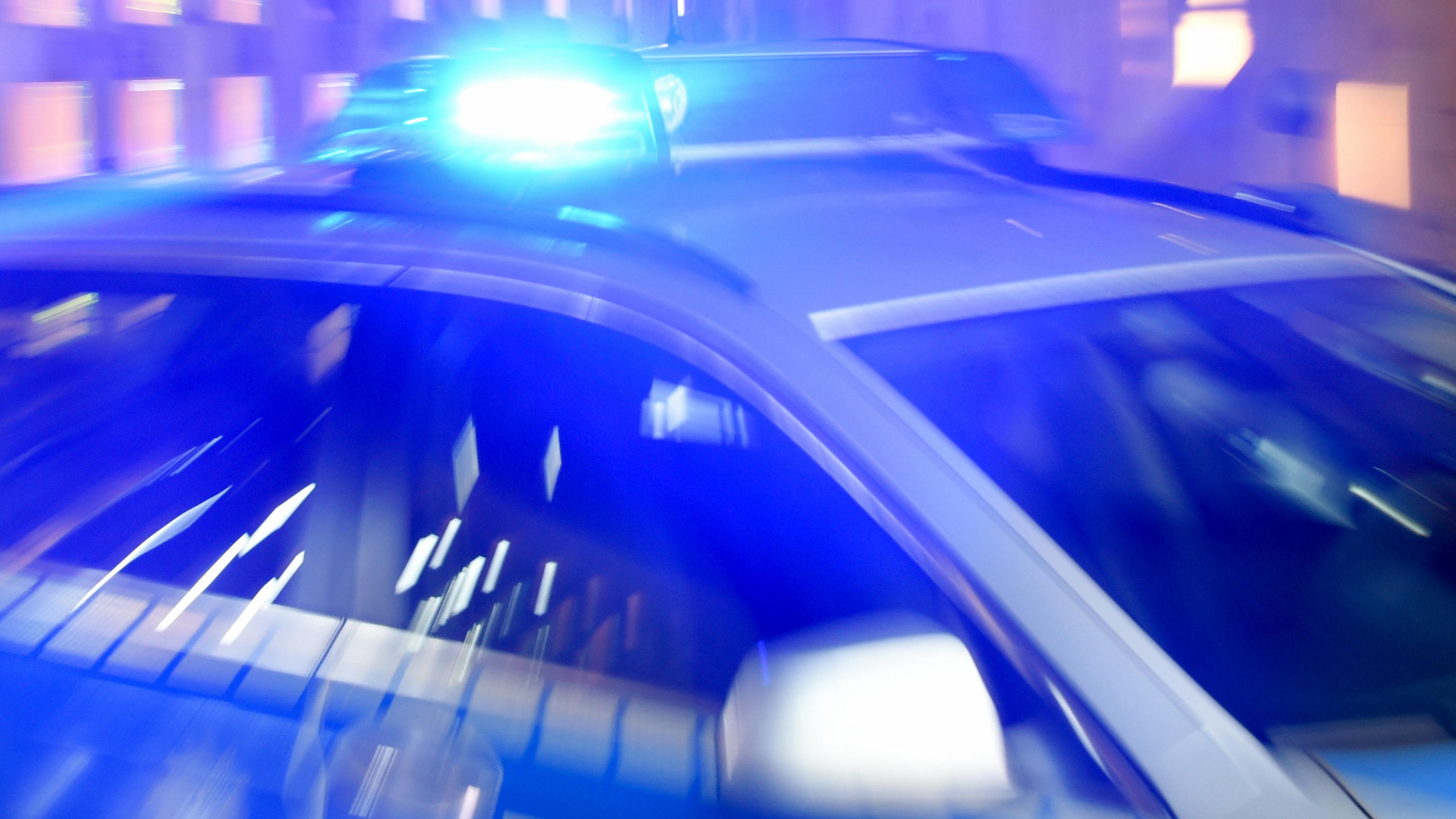 Stuttgart: Vierjähriges Kind vor Augen der Mutter überrollt Symbolbild Polizeiwagen mit Blaulicht