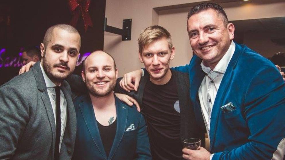 Warum sich AfD-Politiker Markus Frohnmaier im Bundestag ausziehen soll Markus Frohnmaier mit Freunden im Club