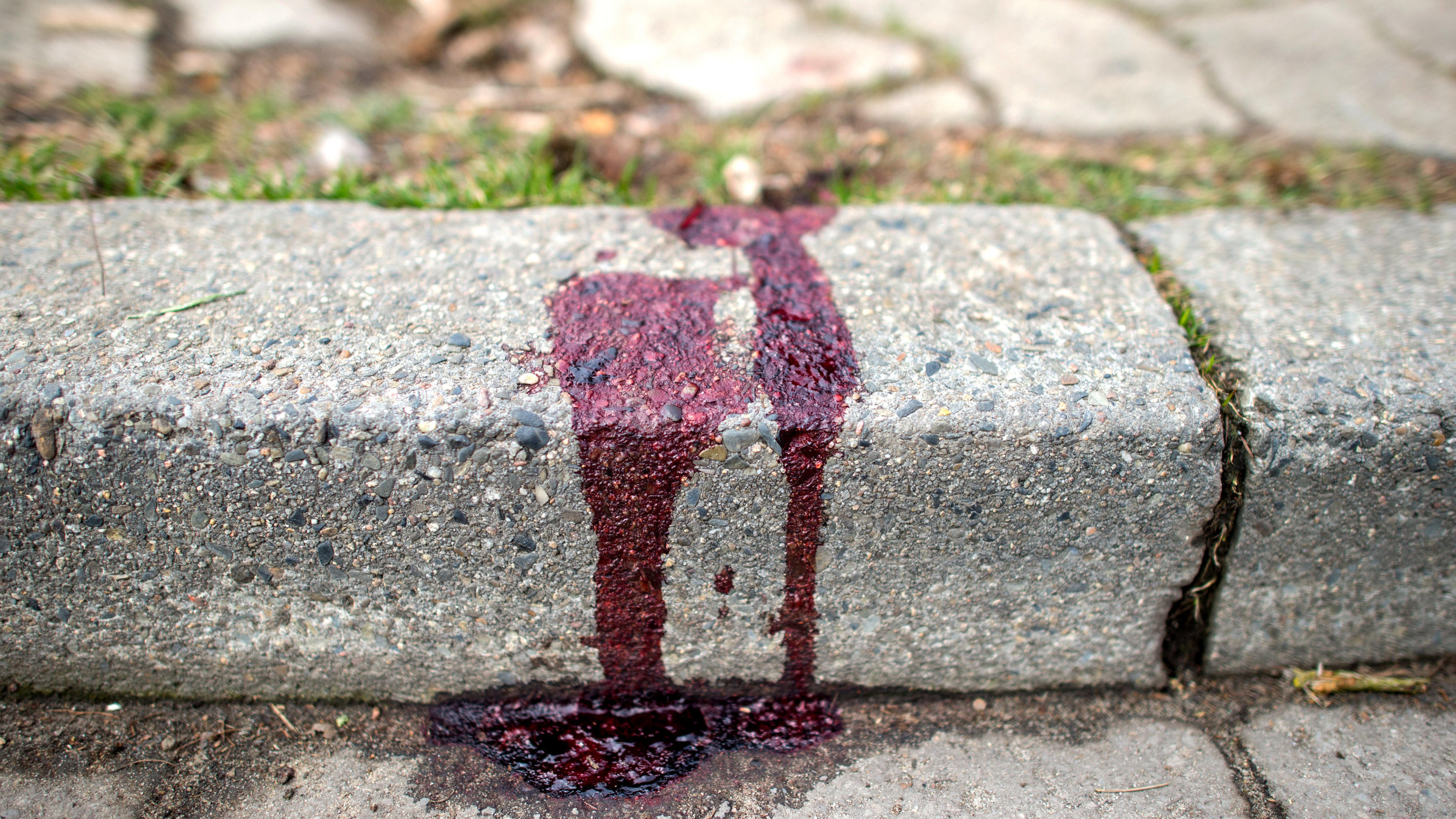 Burgwedel: Vivien K. (24) nach Messerattacke aus dem Koma erwacht 25.03.2018, Niedersachsen, Großburgwedel: Blut auf einem Bürgersteig am Tatort eines Messerangriffs in einem Wohngebiet. Nach einem Streit mit Jugendlichen in einem Supermarkt ist eine Frau in Niedersachsen auf offener Straße mit einem Messer niederg