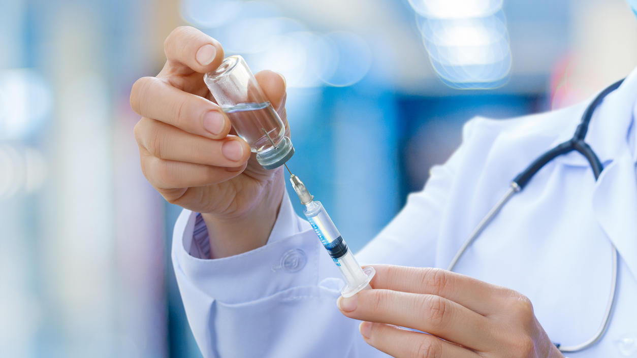 Eine neue Impfung gegen Krebs soll die Chemotherapie ersetzen Ein Arzt bereitet eine Impfung vor.