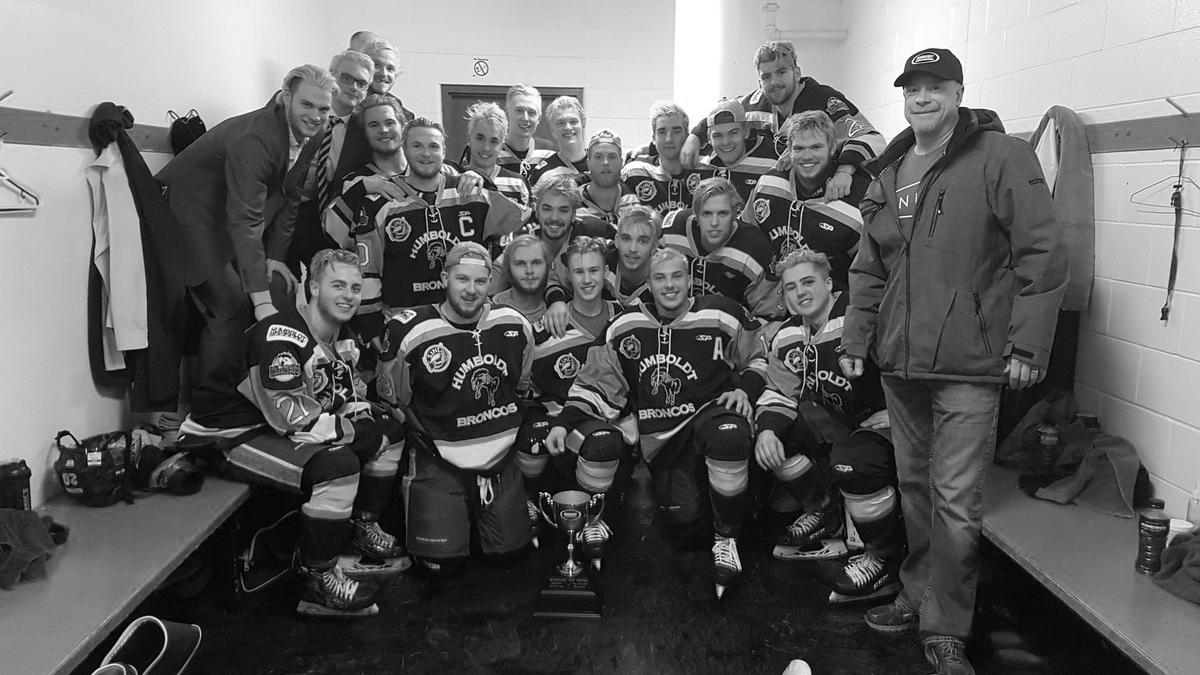 Lkw crasht in Eishockey-Junior-Team: 15 Tote bei Busunglück in Kanada Ein Teamfoto der Humboldt Broncos nach einem Sieg.