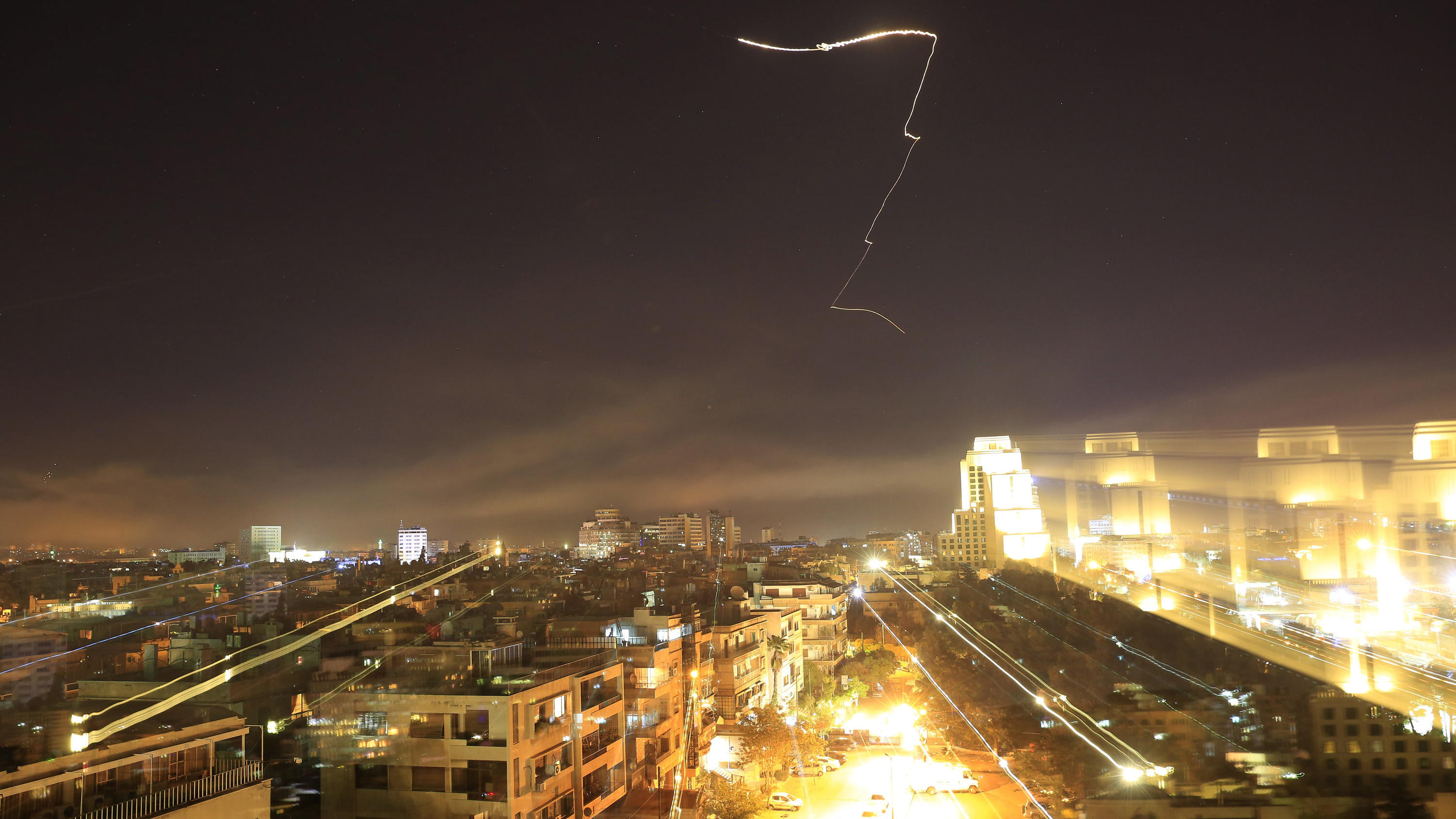Vergeltungsschlag für mutmaßlichen Giftgasangriff: USA und Verbündete feuern Raketen auf Syrien Ein Leuchtstreif ist bei einem Luftangriff am Himmel über Damaskus zu sehen. Die USA, Frankreich und Großbritannien haben in der Nacht zu Samstag mit Militärschlägen gegen Syrien begonnen.