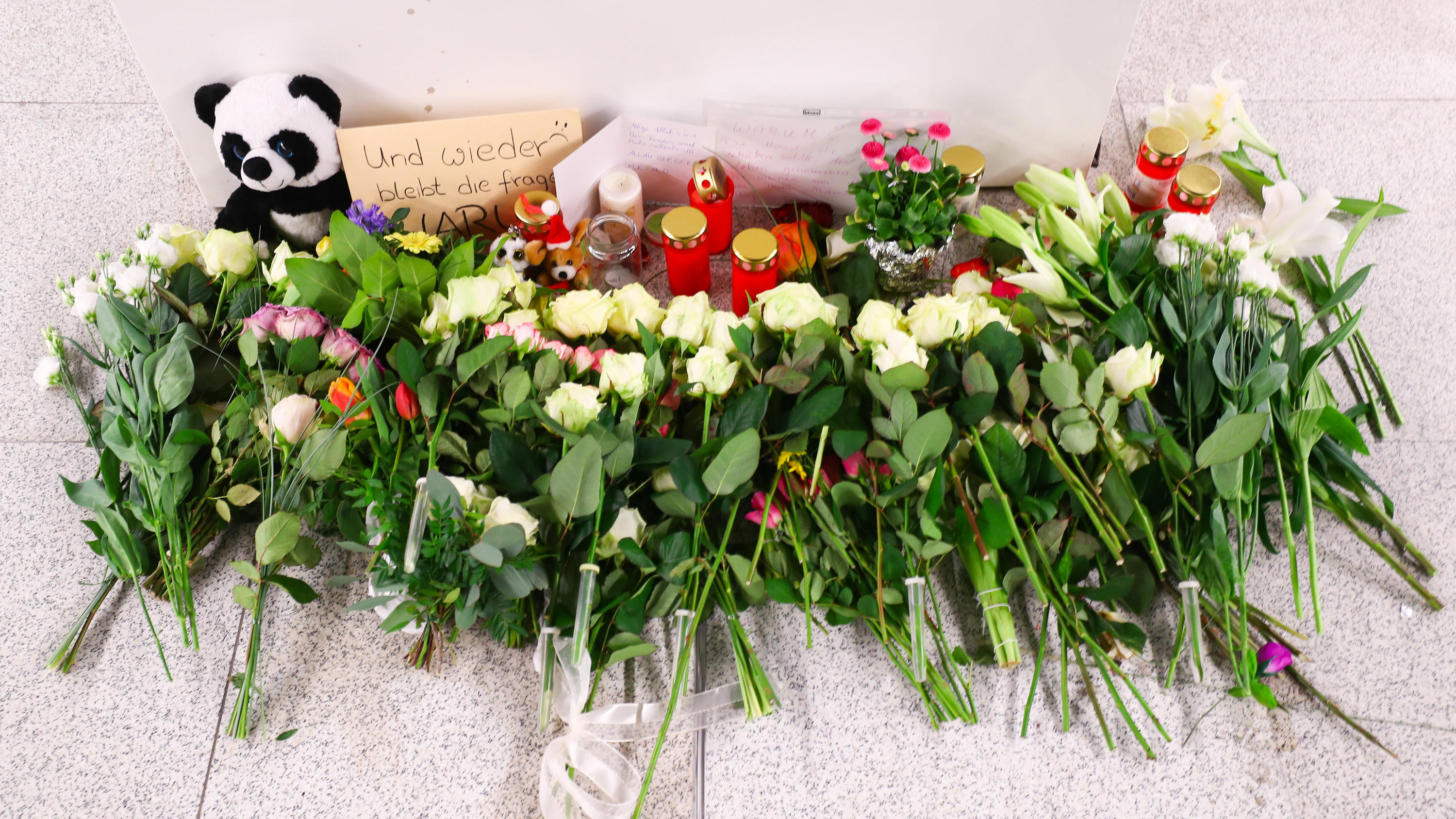 Nach Messerangriff am Jungfernstieg: Hamburg nimmt Anteil am Tod einer Mutter und ihrer Tochter 13.04.2018, Hamburg: Blumen, Briefe und ein Stofftier liegen auf dem S-Bahn Steig Jungfernstieg zum Gedenken an die zwei Opfer einer tödlichen Messerattacke. Ein 33 Jahre alter Tatverdächtiger soll am 12.04. 2018 am Bahnhof Jungfernstieg seine kleine