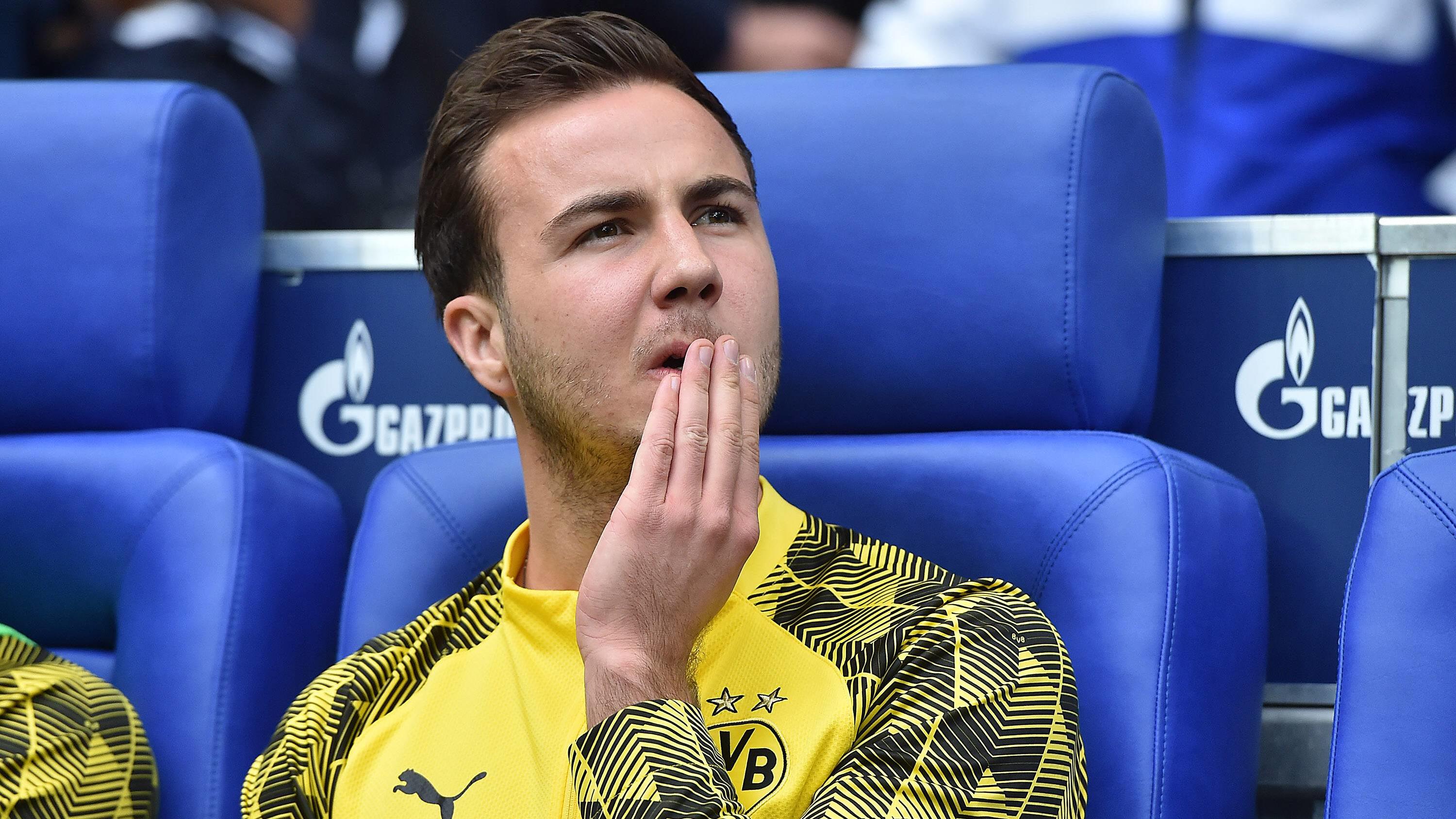 Wieder nur auf der Bank: Final-Held Mario Götze dicht vor dem WM-Aus Saß beim Dortmunder Derby auf Schalke 85 Minuten auf der Bank: Mario Götze
