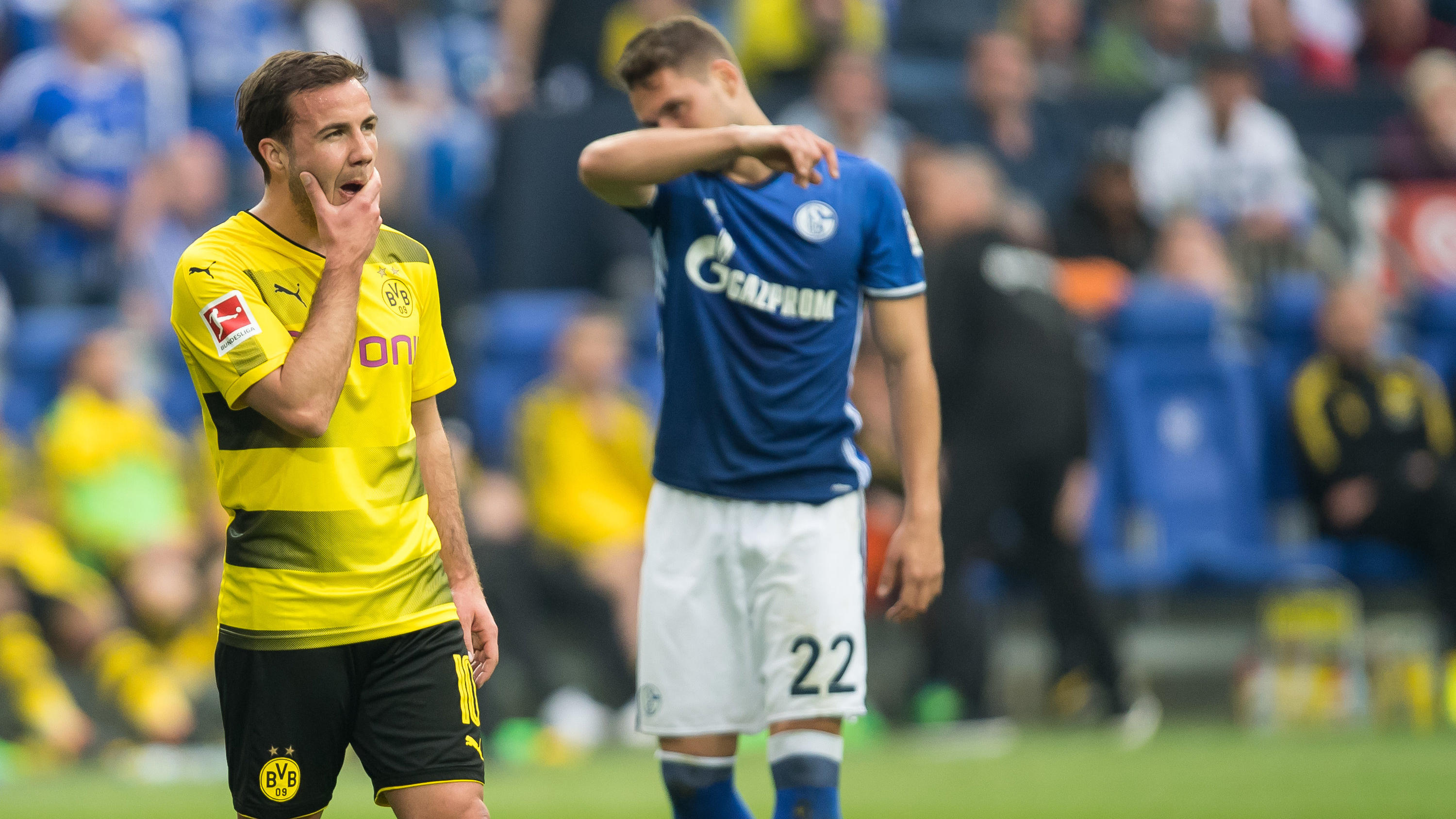 Wieder nur auf der Bank: Final-Held Mario Götze dicht vor dem WM-Aus 15.04.2018, Nordrhein-Westfalen, Gelsenkirchen: Fußball: Bundesliga, FC Schalke 04 - Borussia Dortmund, 30. Spieltag in der Veltins Arena. Dortmunds Mario Götze geht nach dem Spiel über den Platz. Rechts steht Schalkes Marko Pjaca. Foto: Guido Kirchn