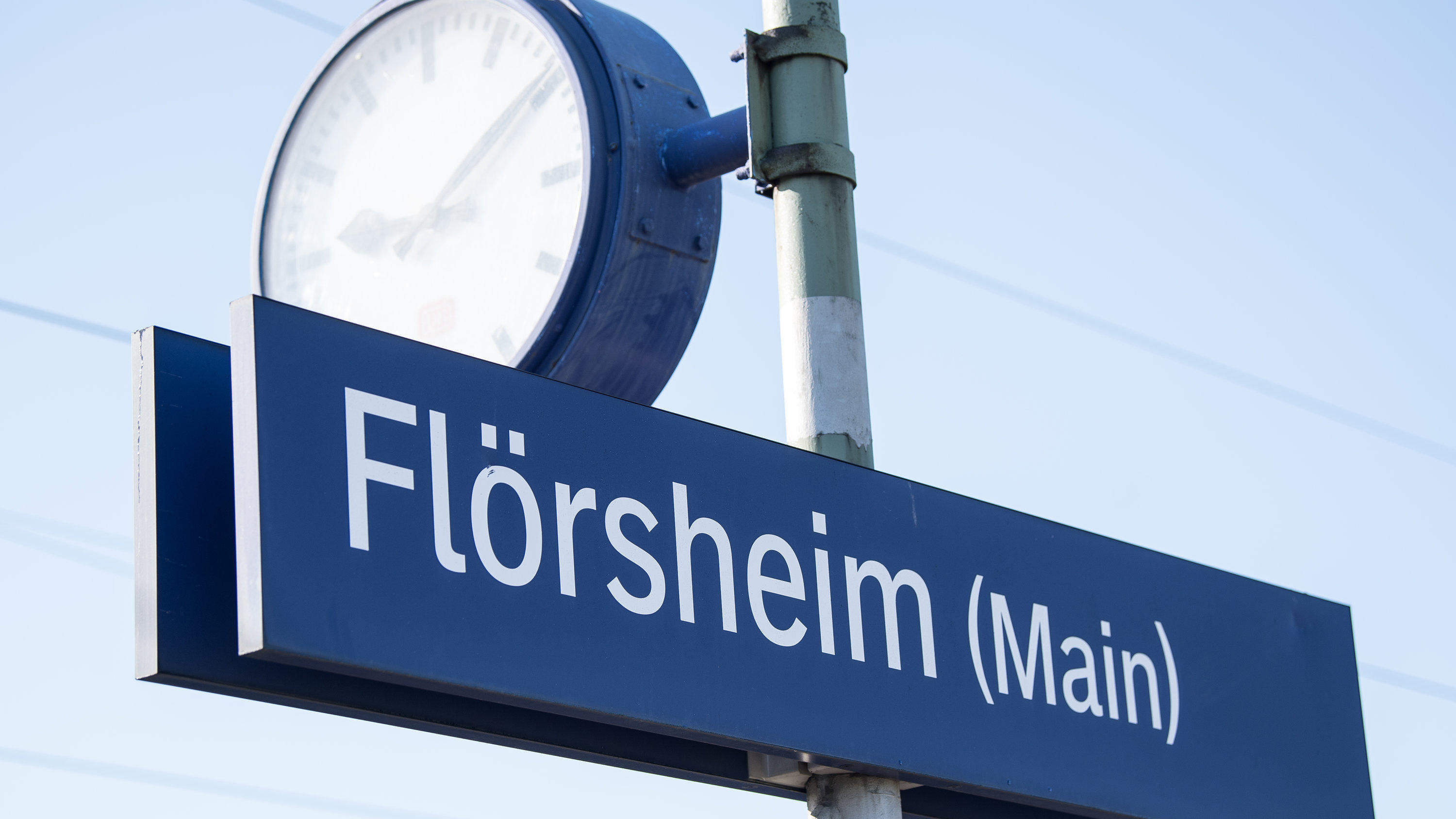 Frau soll in Sonderzug mit Gladbach-Fans vergewaltigt worden sein: Polizei fahndet nach 30-Jährigem Flörsheim: Hier endete die Horrorfahrt für das Opfer.