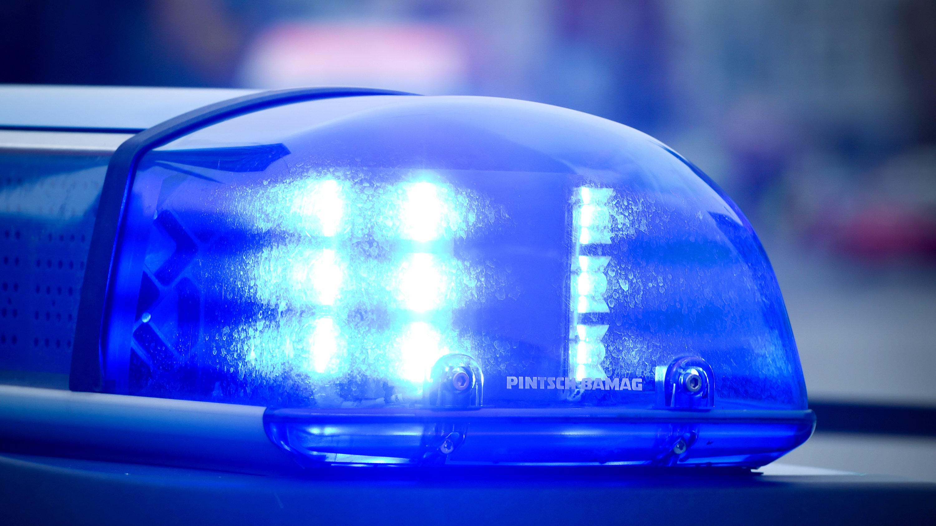 Rostock: Mann schubst Syrerin und kleines Baby in einen Teich ARCHIV - ILLUSTRATION - Das Blaulicht an einem Polizeiauto leuchtet am 11.09.2014 in Frankfurt (Oder) (Brandenburg).