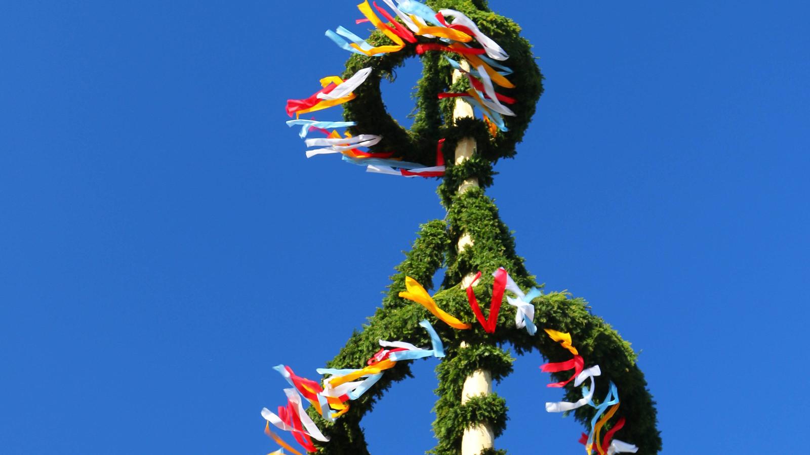 Tragischer Unfall in Ahrweiler bei Bonn: Jugendlicher verunglückt beim Aufstellen des Maibaums Maibaum-Tradition
