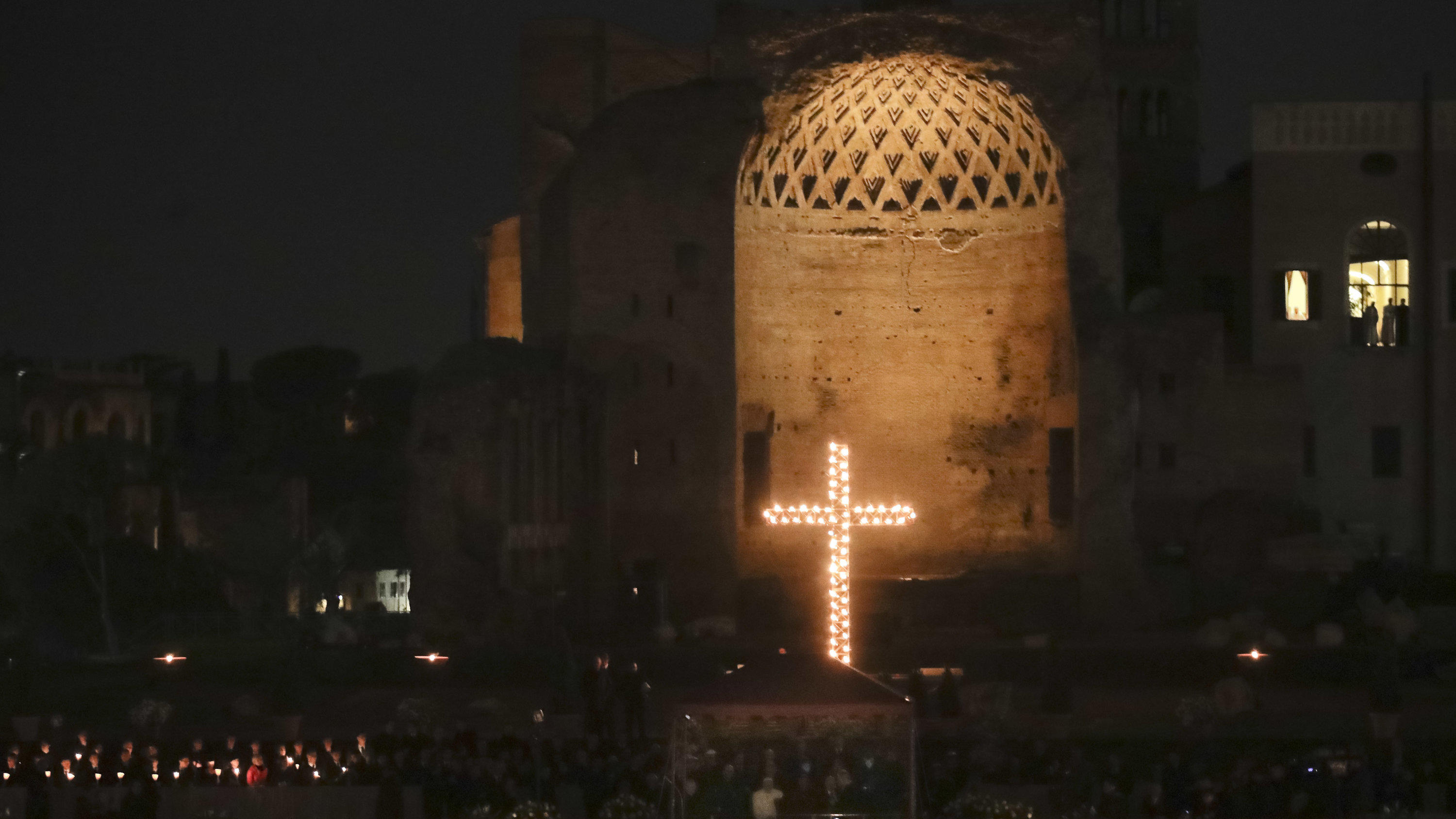 Vatikan-Escort packt aus: "Ich hatte Sex mit Dutzenden katholischen Priestern!" 30.03.2018, Italien, Rom: Papst Franziskus leitet die Kreuzwegsprozession am Kolosseum. Zehntausende Menschen verfolgen traditionell das Spektakel, bei dem in 14 Stationen der Weg Jesu ans Kreuz nachgestellt wird. Foto: Alessandra Tarantino/AP/dpa ++