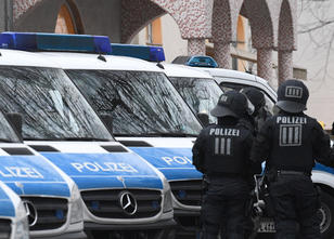 Polizei und SEK durchsuchten am Dienstag mehrere Wohnungen und Lokale. Groß-Razzia gegen Miri-Clan