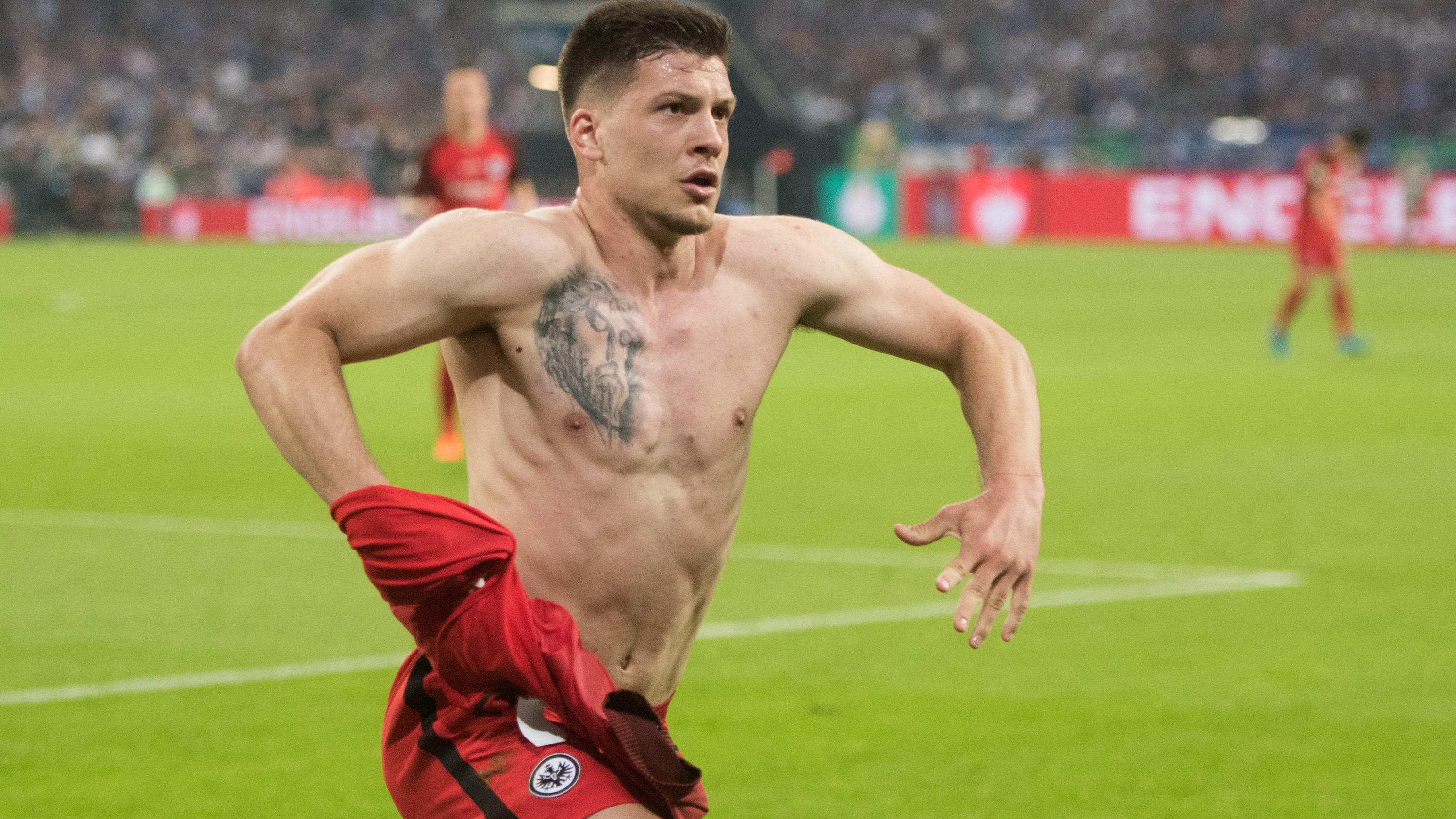 DFB-Pokal: Schalke 04 scheitert an Eintracht Frankfurt 18.04.2018, Nordrhein-Westfalen, Gelsenkirchen: Fußball: DFB-Pokal, FC Schalke 04 - Eintracht Frankfurt, Halbfinale in der Veltins Arena. Frankfurts Torschütze zum 1:0, Luka Jovic, jubelt mit freiem Oberkörper. (Wichtiger Hinweis: Der DFB untersagt d