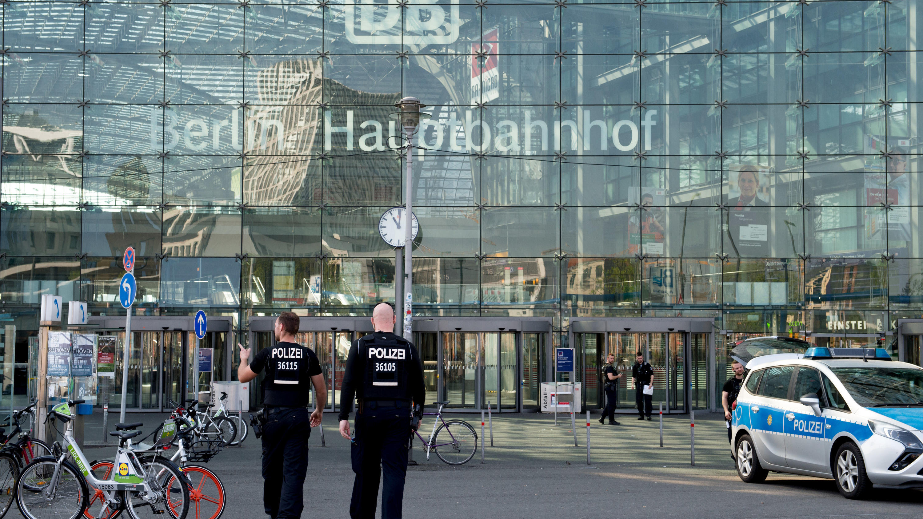 500-Kilo-Bombe am Berliner Hauptbahnhof entschäft - Hauptstadt stand stundenlang still 20.04.2018, Berlin: Polizisten überprüfen den Sicherheitsbereich am Hauptbahnhof. In der Nähe wurde eine Weltkriegsbombe bei Bauarbeiten entdeckt, die nun entschärft wird. Dazu ist eine großangelegte Evakuierung für eine Bombenentschärfung im Gange.