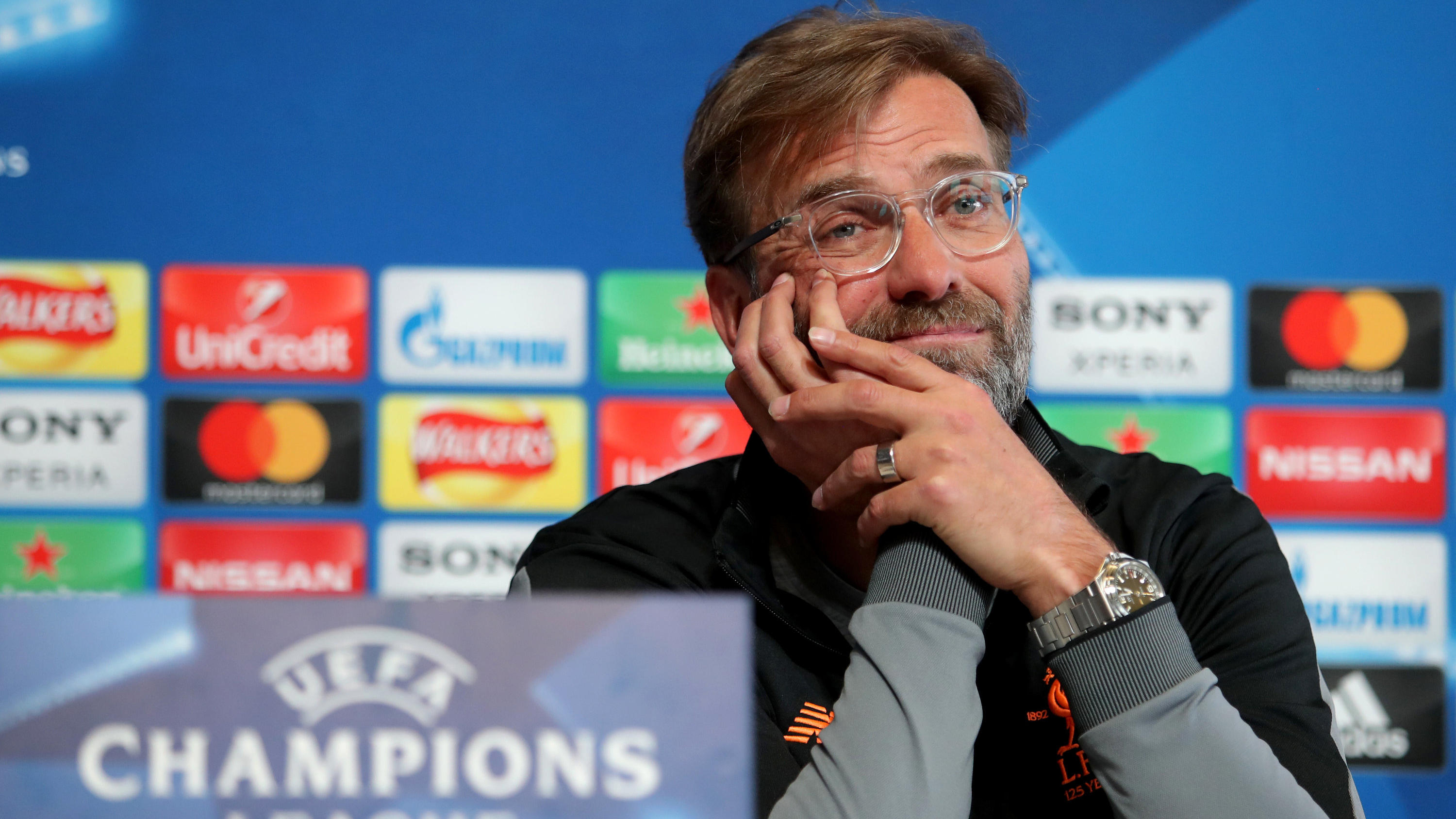 Nach 22 Jahren: Arsene Wenger tritt als Trainer bei Arsenal zurück ARCHIV - 09.04.2018, Großbritannien, Manchester: Fußball: Champions League, Viertelfinale, Rückspiel, Manchester City - FC Liverpool. Jürgen Klopp, Trainer des FC Liverpool, sitzt auf einer Pressekonferenz. (zu dpa «Jürgen Klopp: «Nach Liverpool werd