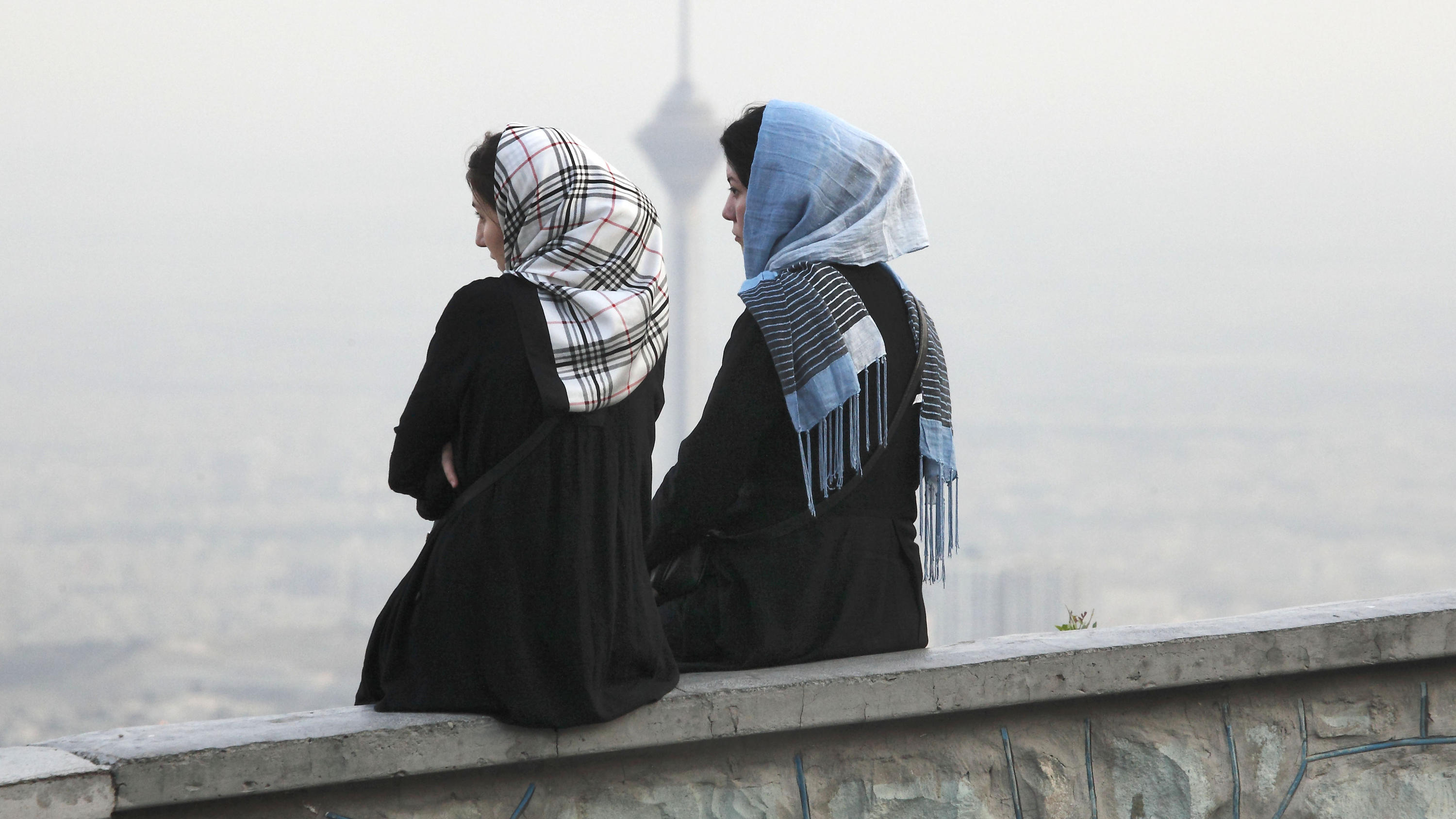 Teheran: Polizistinnen verprügeln Frau weil ihr Kopftuch locker saß Frauen in Teheran