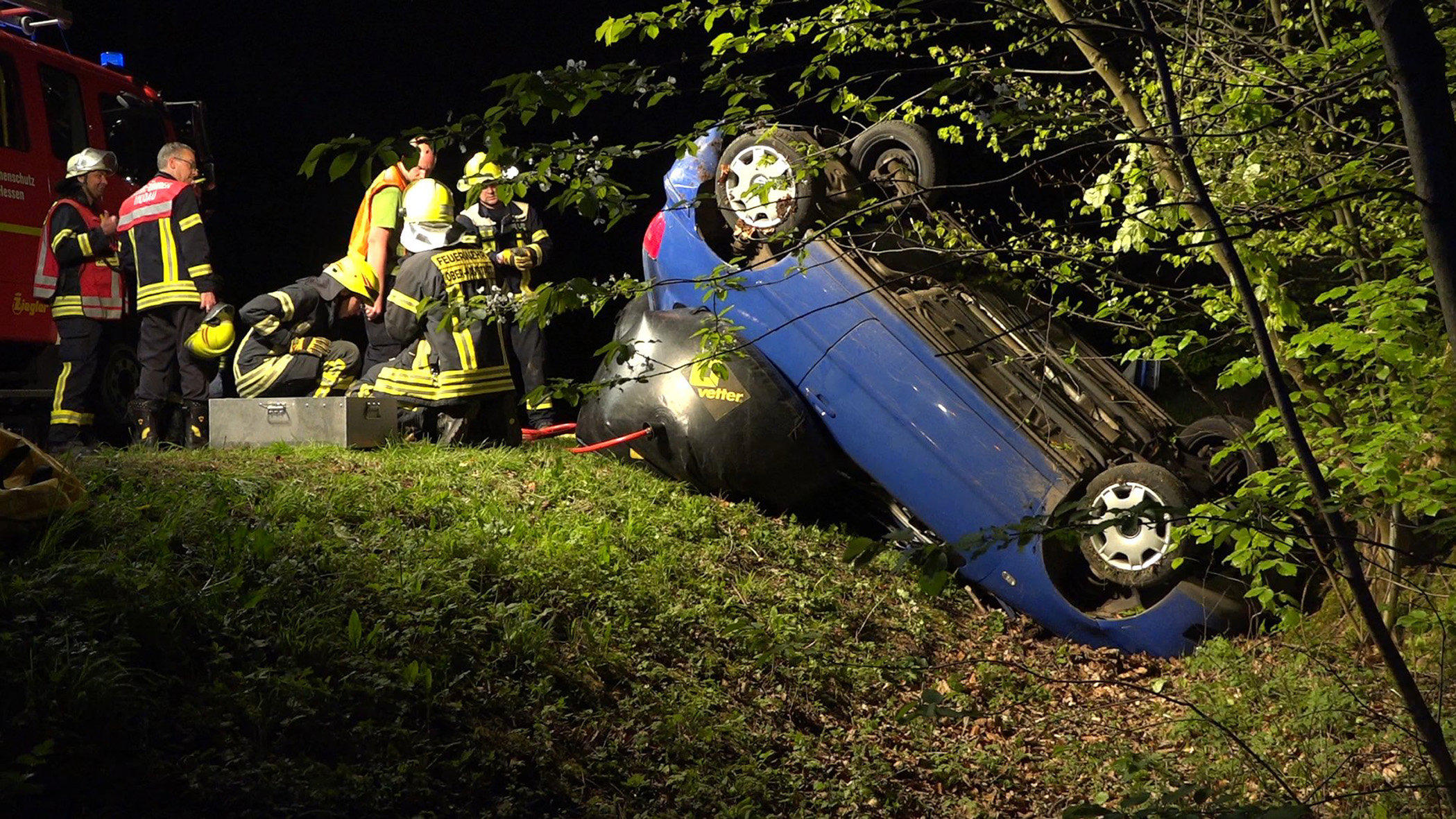 Ober-Ramstadt: 19-jährige Mädchen verunglücken mit VW Polo - Beifahrerin tot 21.04.2018, Hessen, Ober-Ramstadt. Rettungskräfte stehen an der Unfallstelle an der L3477 zwischen Ober-Ramstadt / Wembach-Hahn und Groß-Bieberau neben dem verünglückten Wagen. Eine 19-Jährige ist bei einem Autounfall nahe Ober-Ramstadt (Landkreis D