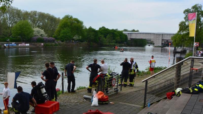 http://aisrtl-a.akamaihd.net/masters/979870/800x600/verzweifelte-vermisstensuche-in-muelheim-an-der-ruhr-mann-24-springt-von-schlossbruecke-und-geht-unter.jpg