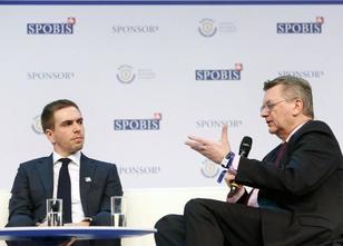 DFB-Präsident Reinhard Grindel hat gleich nach seiner Wahl im April 2016 di... weiterlesen
