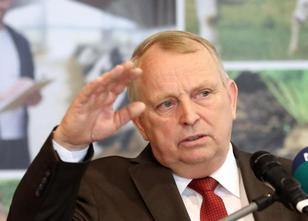 Agrarminister Till Backhaus (SPD) hat von den Milchbauern strikte weiterlesen