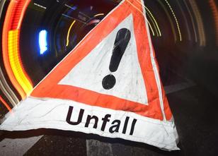Ein Auto ist im oberbayerischen Bad Reichenhall gegen eine Litfaßsäule gekr... weiterlesen