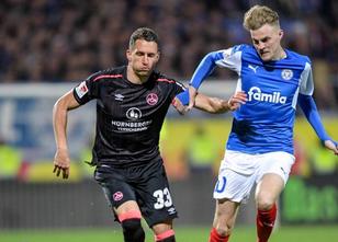 Der 1. FC Nürnberg hat das Top-Duell der 2. Fußball-Bundesliga gewonnen. Di... weiterlesen