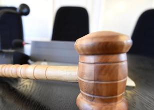 Ein dementer 90-Jähriger wird nach Angriffen auf seine Lebensgefährtin nich... weiterlesen