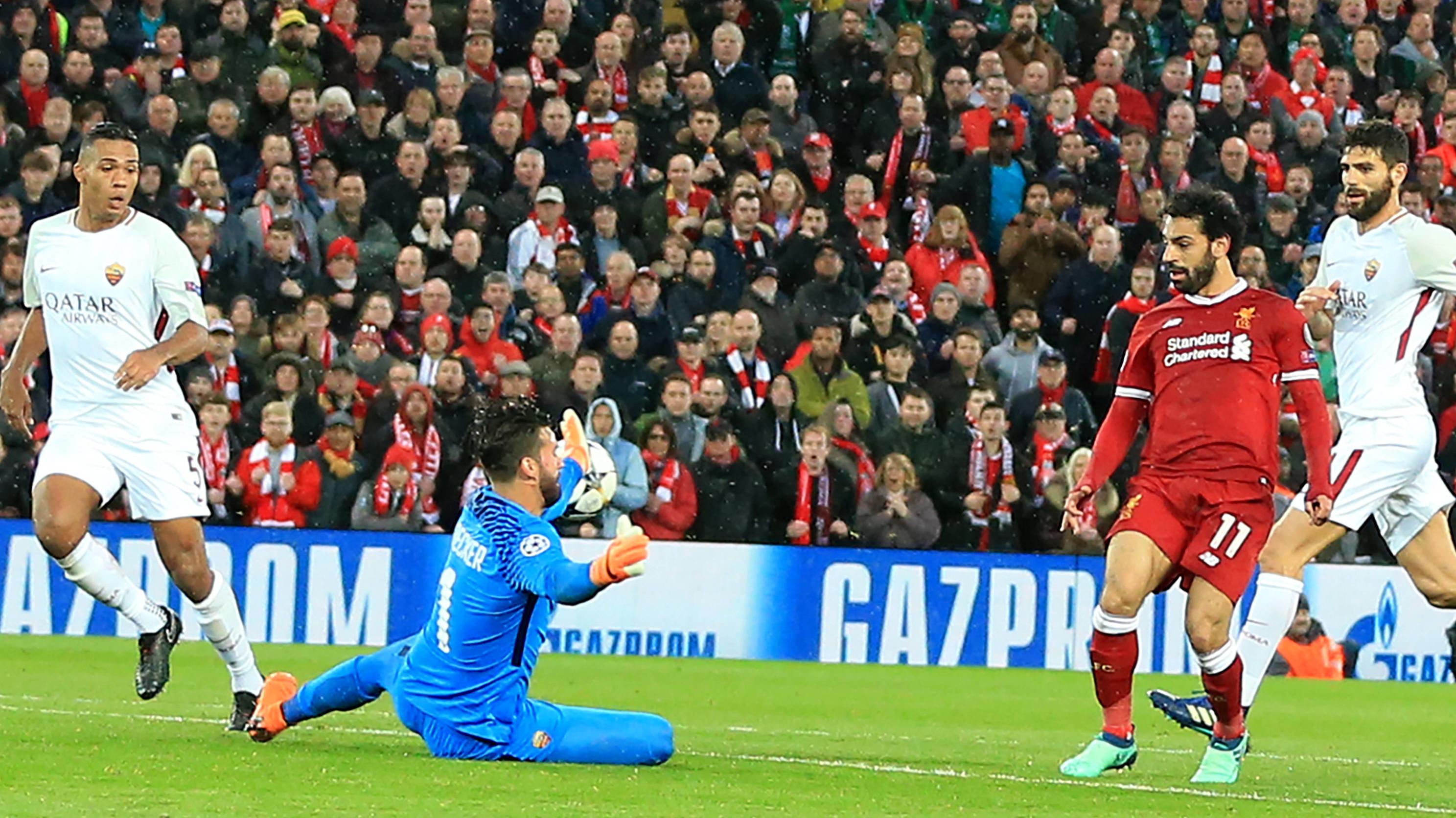 Champions League: Liverpool und Jürgen Klopp nach Torgala gegen Rom auf Finalkurs 24th April 2018, Anfield, Liverpool, England; UEFA Champions League football, semi final, 1st leg, Liverpool versus AS Roma; Mohamed Salah of Liverpool beats Alisson Becker, Roma goalkeeper, to score his second goal of the match PUBLICATIONxINxGERxSU