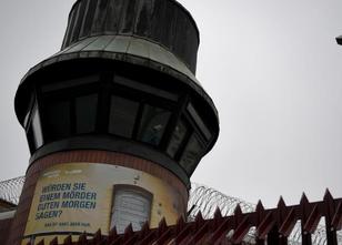 Ein Feuer in einer Gefängniszelle in Berlin-Moabit hat einen größeren Rettu... weiterlesen