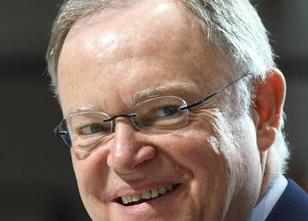 Niedersachsens Ministerpräsident Stephan Weil widerspricht der harten Linie... weiterlesen
