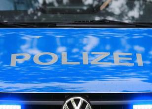 Ein Polizeiwagen ist in Berlin in der Rigaer Straße mit Steinen beworfen wo... weiterlesen