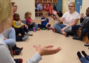 In immer mehr Kindertagesstätten nutzen Erzieherinnen Zeichensprache, um si... weiterlesen