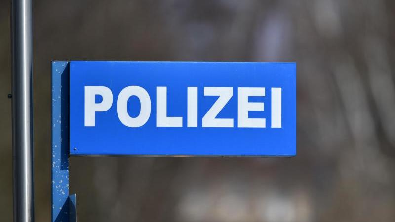 Besorgte Eltern twittern zu oft und rufen die Polizei Ein "Polizei"-Schild
