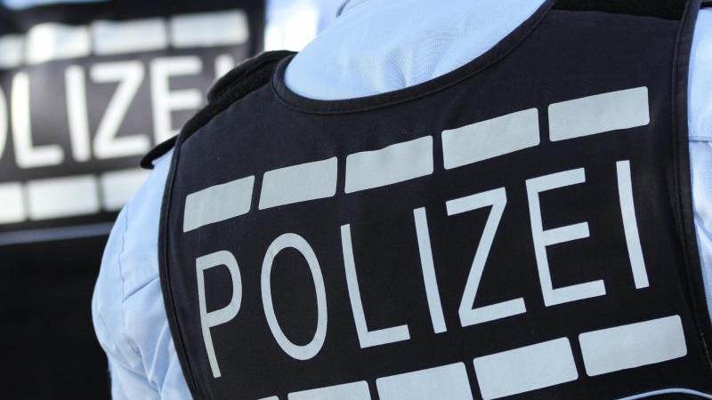 http://aisrtl-a.akamaihd.net/masters/986528/800x600/bombendrohung-polizei-raeumt-teile-von-einkaufszentrum.jpg