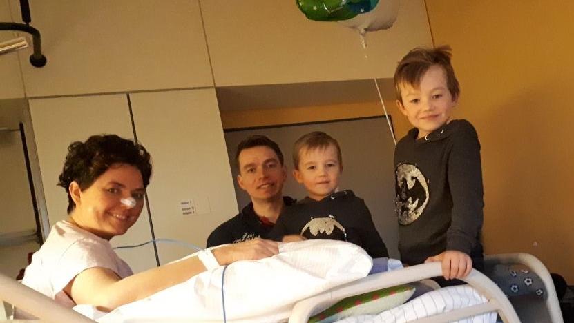 Krebs, Chemo, Tod? Der toughe Überlebenskampf einer jungen Mutter gegen den Brustkrebs Nina ist an Brustkrebs erkrankt