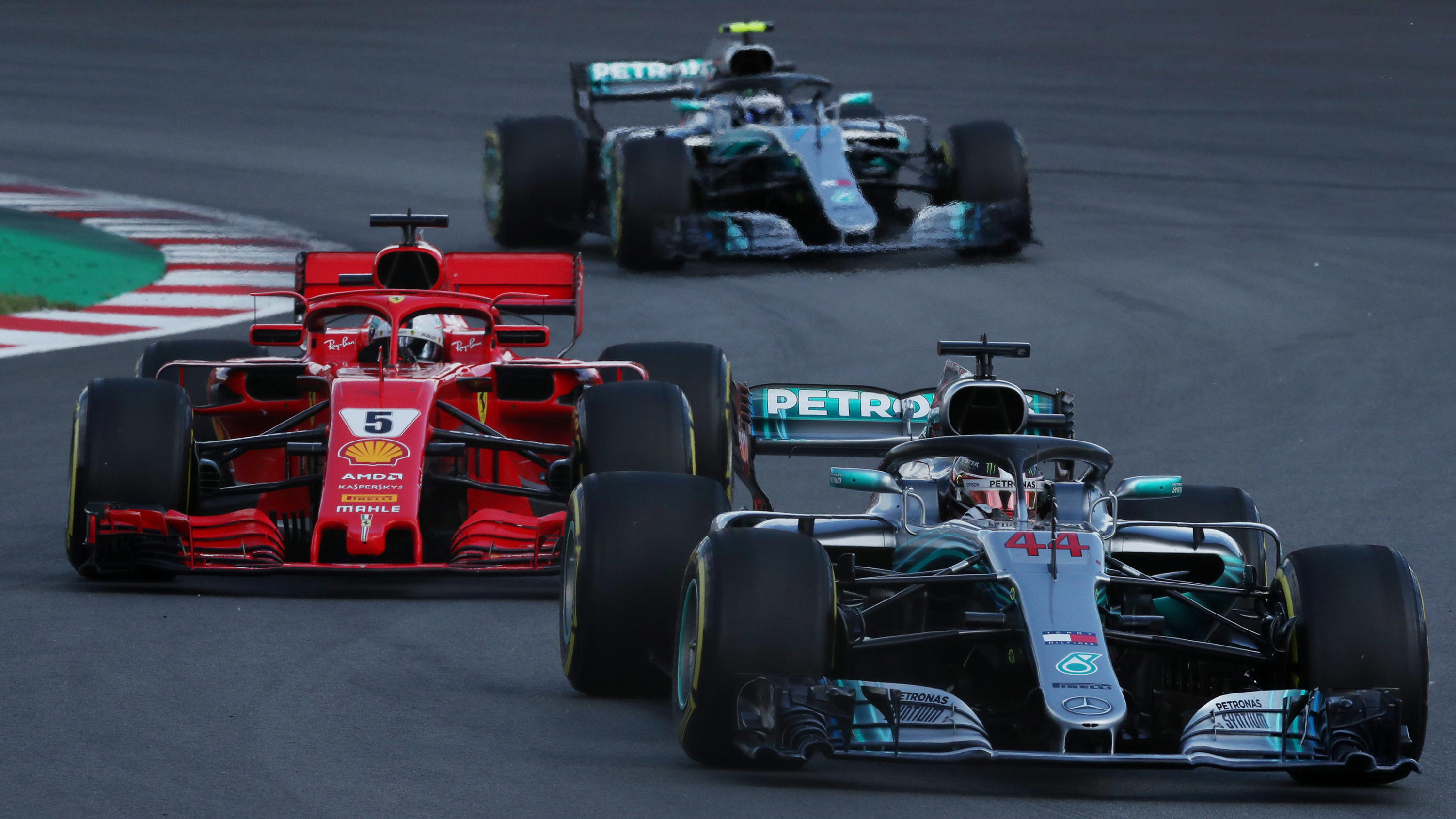 Formel 1 in Barcelona: Mercedes bekommt von Ferrari den Doppelsieg beim Spanien-GP geschenkt Formula One F1 - Spanish Grand Prix - Circuit de Barcelona-Catalunya, Barcelona, Spain - May 13, 2018 Mercedes’ Lewis Hamilton leads Ferrari’s Sebastian Vettel and Mercedes’ Valtteri Bottas behind the safety car (not pictured) during the seco