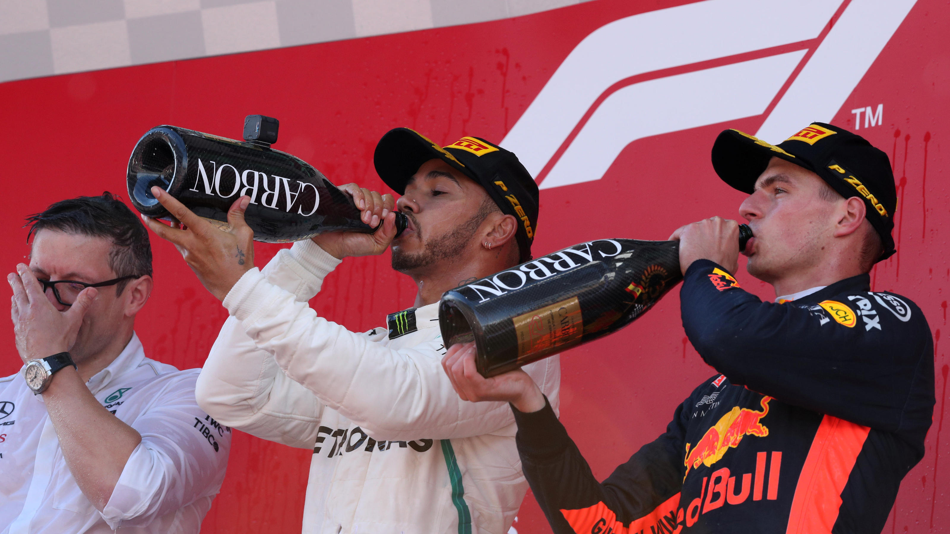 Formel 1: Nico Hülkenberg ist sauer auf "Fliegenfänger" Romain Grosjean Formula One F1 - Spanish Grand Prix - Circuit de Barcelona-Catalunya, Barcelona, Spain - May 13, 2018 Mercedes’ Lewis Hamilton and Red Bull’s Max Verstappen drink champagne as they celebrate on the podium after finishing first and third respect