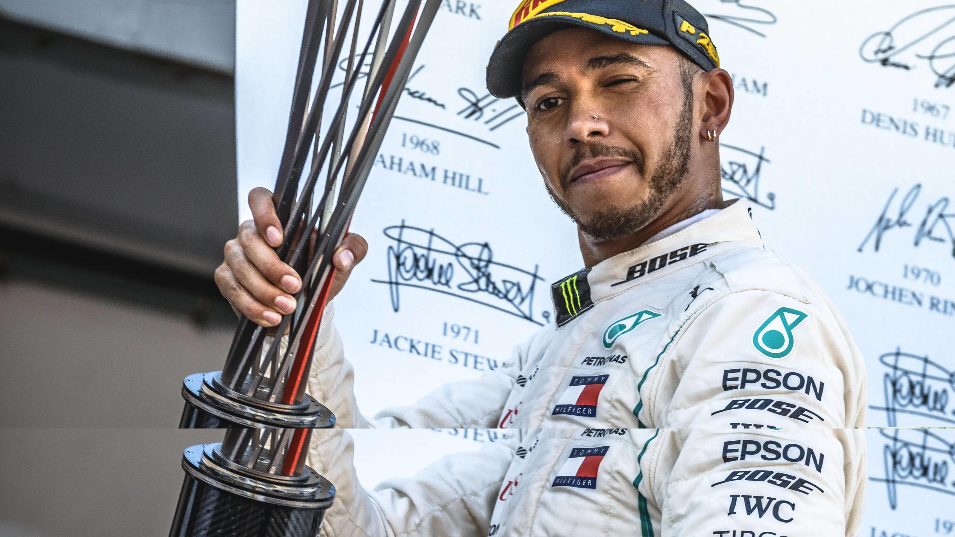 Spanien-GP: Lewis Hamilton knackt Bestmarke von Michael Schumacher May 13, 2018 - Barcelona, Catalonia, Spain - LEWIS HAMILTON (GBR) of Mercedes celebrates his victory of the Spanish GP holding his cup on the podium at the Circuit de Barcelona - Catalunya F1 2018: Spanish Grand Prix: Hamilton Wins PUBLICATIONxINxGER