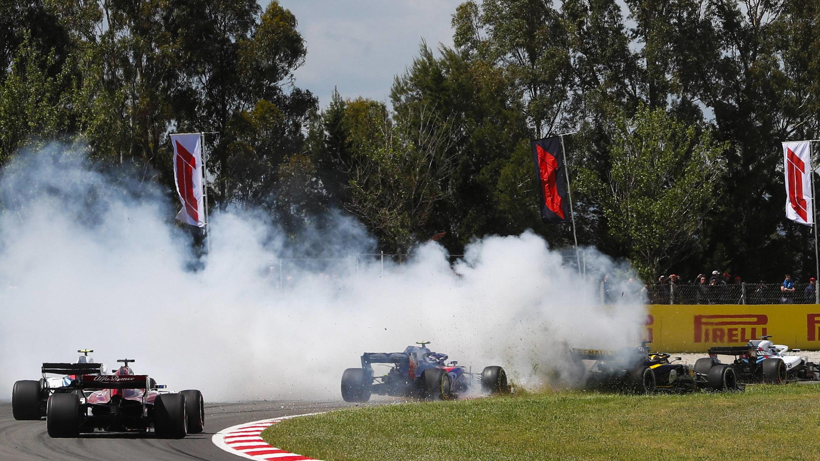 Formel 1: FIA straft Spanien-GP-Bruchpiloten Romain Grosjean ab 2018 Spanish GP CIRCUIT DE BARCELONA-CATALUNYA, SPAIN - MAY 13: Romain Grosjean, Haas F1 Team VF-18 Ferrari, spins in the pack, causing an accident involving by collecting Nico Hulkenberg, Renault F1 Team R.S. 18, and Pierre Gasly, Toro Rosso STR13 H