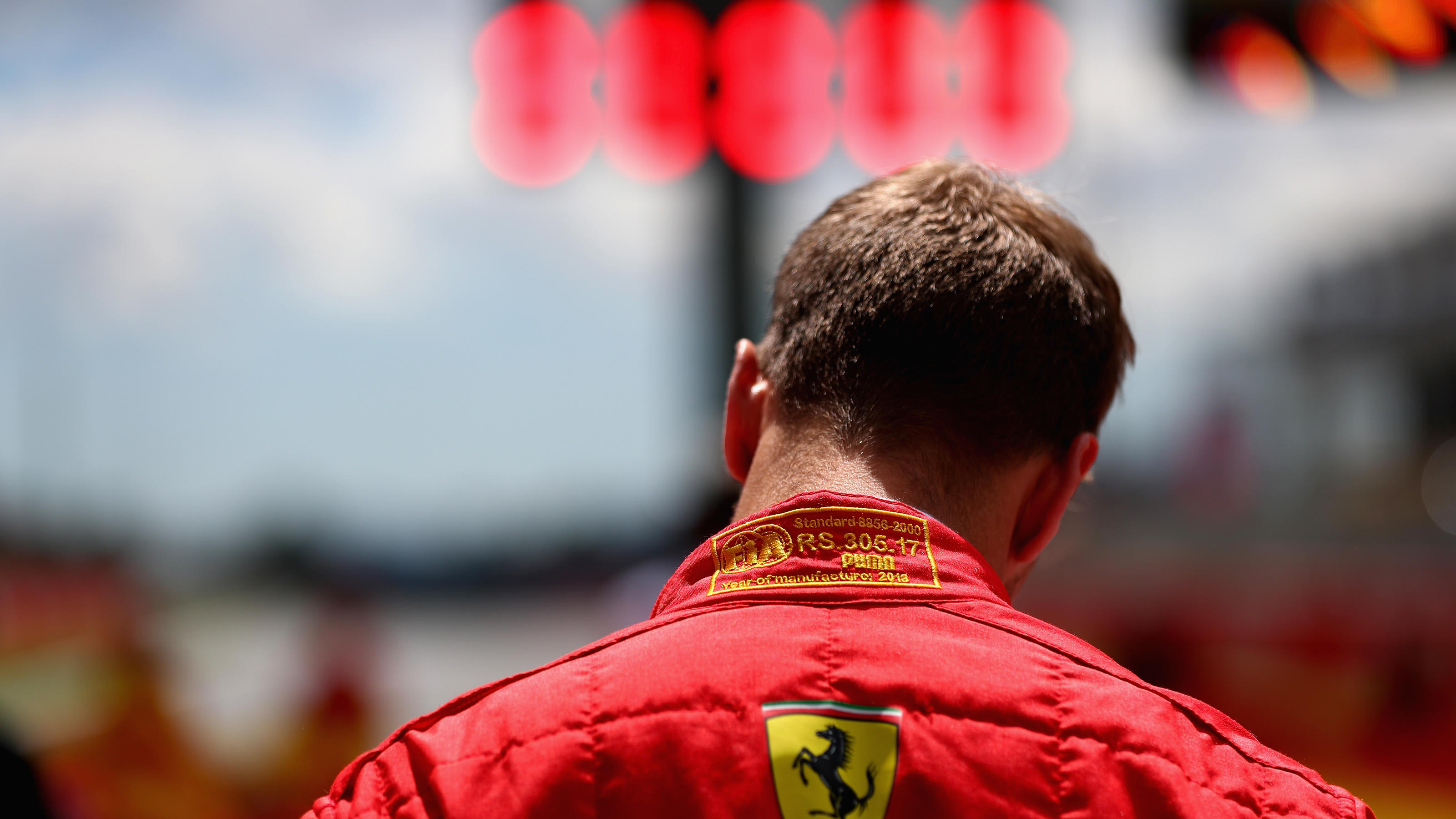 Formel-1-Pressestimmen: Sebastian Vettel kann Lewis Hamilton "nicht die Stirn bieten" MONTMELO, SPAIN - MAY 13: Sebastian Vettel of Germany and Ferrari on the grid before the Spanish Formula One Grand Prix at Circuit de Catalunya on May 13, 2018 in Montmelo, Spain. (Photo by Mark Thompson/Getty Images)