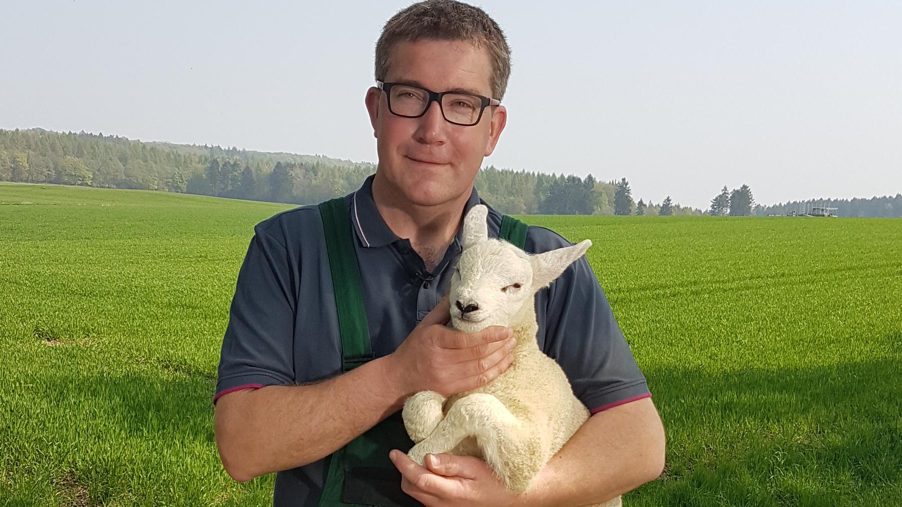 "Bauer sucht Frau 2018"-Kandidat Dirk sucht eine Partnerin, mit der er eine Familie gründen kann "Bauer sucht Frau"-Kandidat Dirk lebt im Sauerland in Nordrhein-Westfalen.