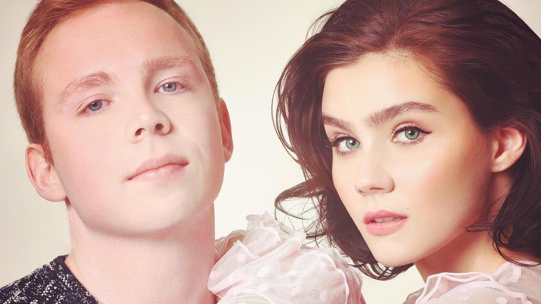 Nathalie Volk posiert stolz mit ihrem Bruder Nathalie Volk posiert mit ihrem Bruder