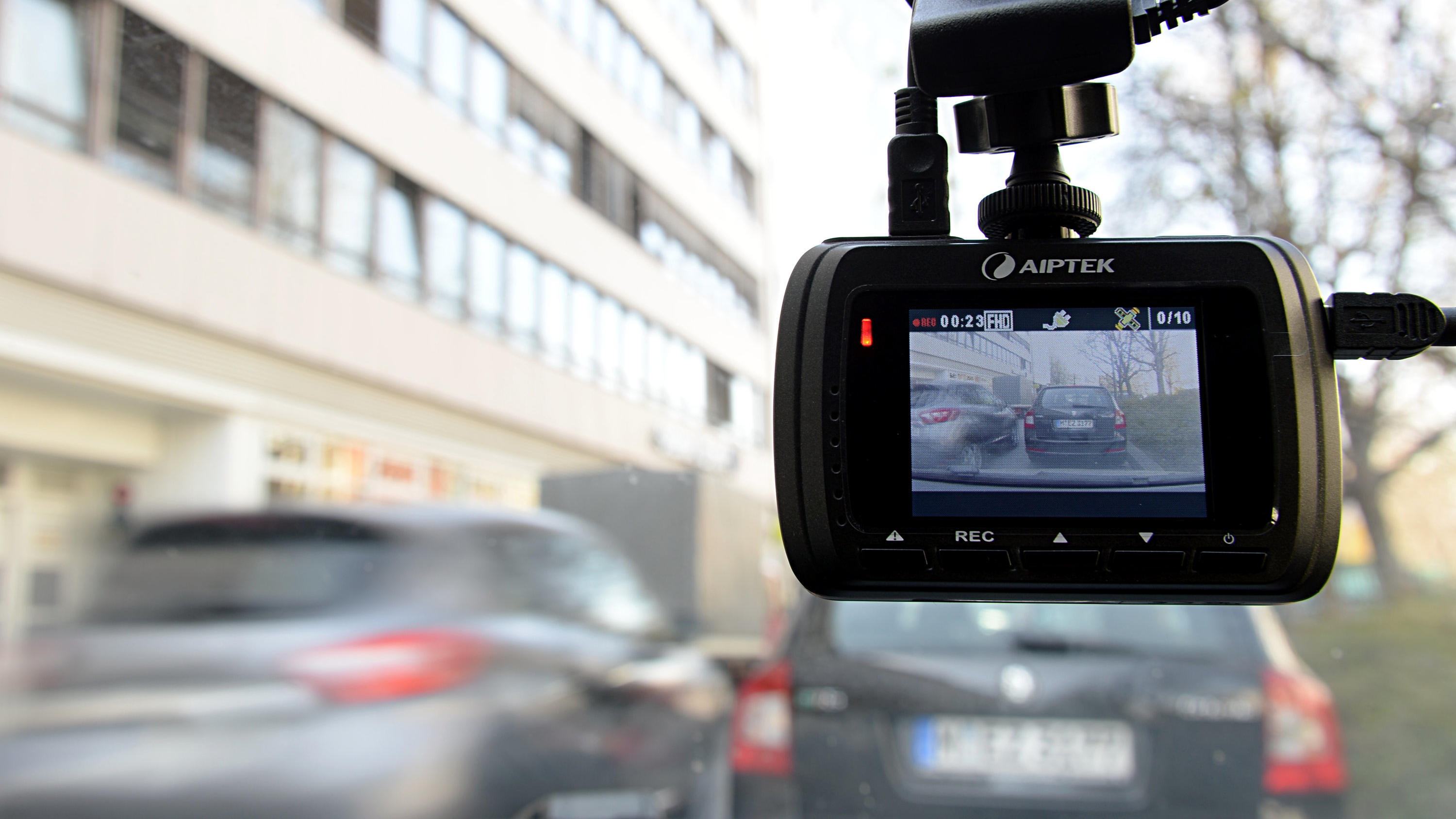 BGH lässt Dashcam-Aufnahmen als Beweis zu - aber nicht pauschal 21.03.2014, Bayern, München: Eine sogenannte Dash-Cam, befestigt an der Windschutzschreibe, filmt den Verkehr aus einem Auto. (zu dpa "BGH urteilt über Dashcam-Aufnahmen als Beweis vor Gericht" vom 15.05.2018) Foto: Rene Ruprecht/dpa +++ dpa-Bildfunk