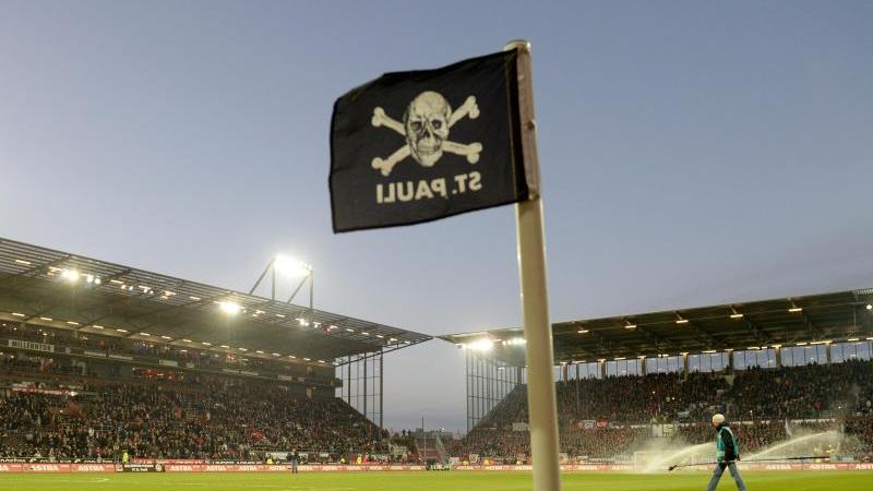 St. Pauli startet Reise in die USA Eine Fahne mit dem Logo des FC St. Pauli weht im Stadion