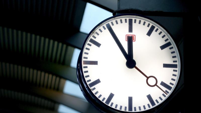 Bahn verfehlt ihr Pünktlichkeitsziel auch im April Bahnhofsuhr