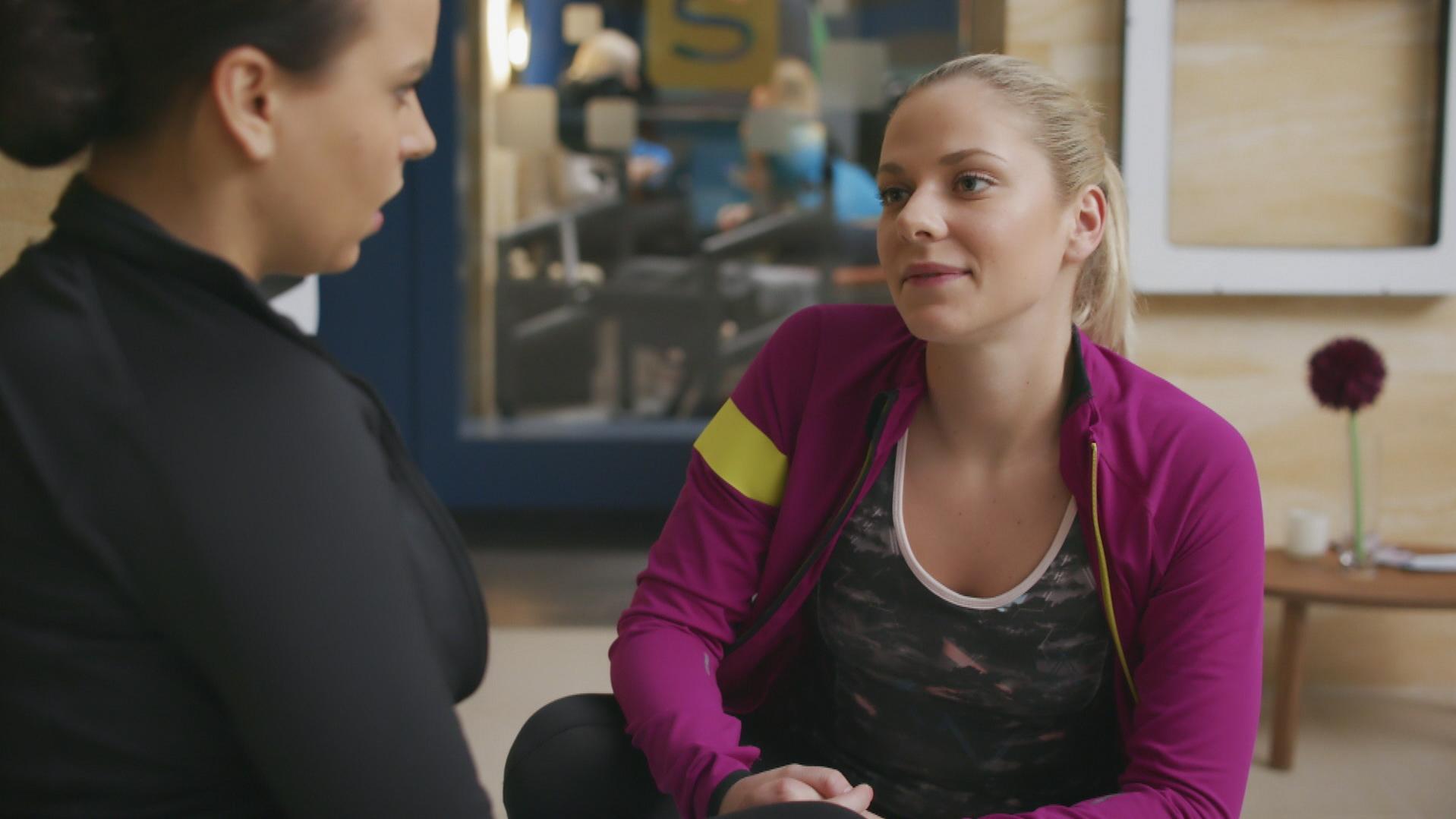 AWZ: Will Marie wieder Michelles Freundin werden? AWZ: Marie hilft Michelle.