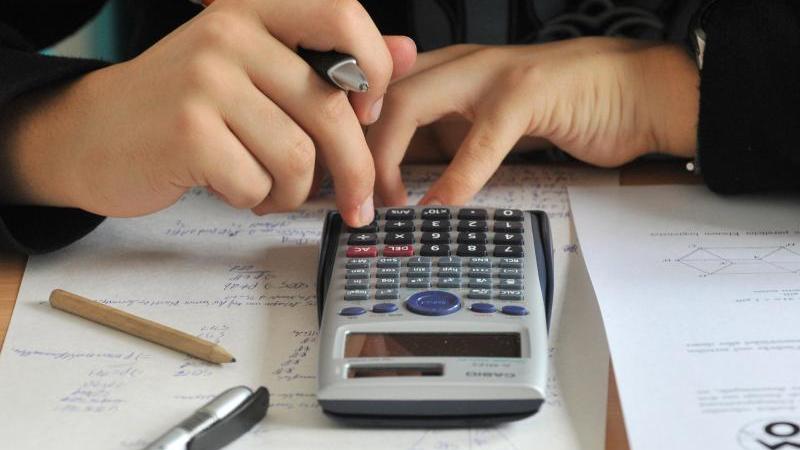 Mathe-Abitur zu schwer? Bildungsministerium prüft Hinweise Mathematikschüler